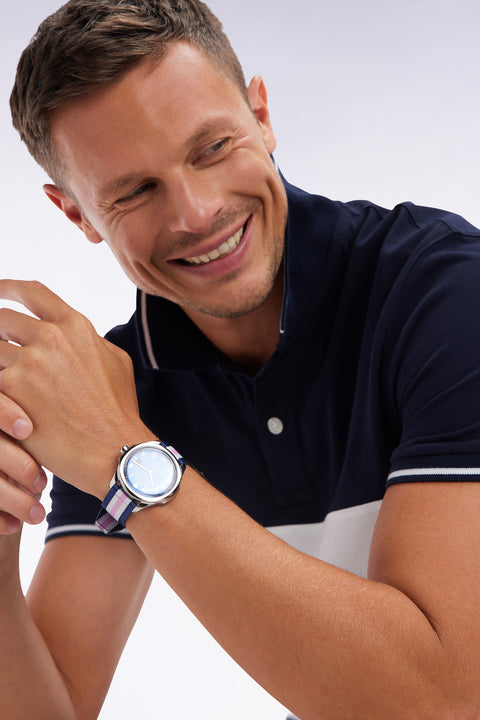 Quartz watch with blue background and three-tone NATO strap - Image 2