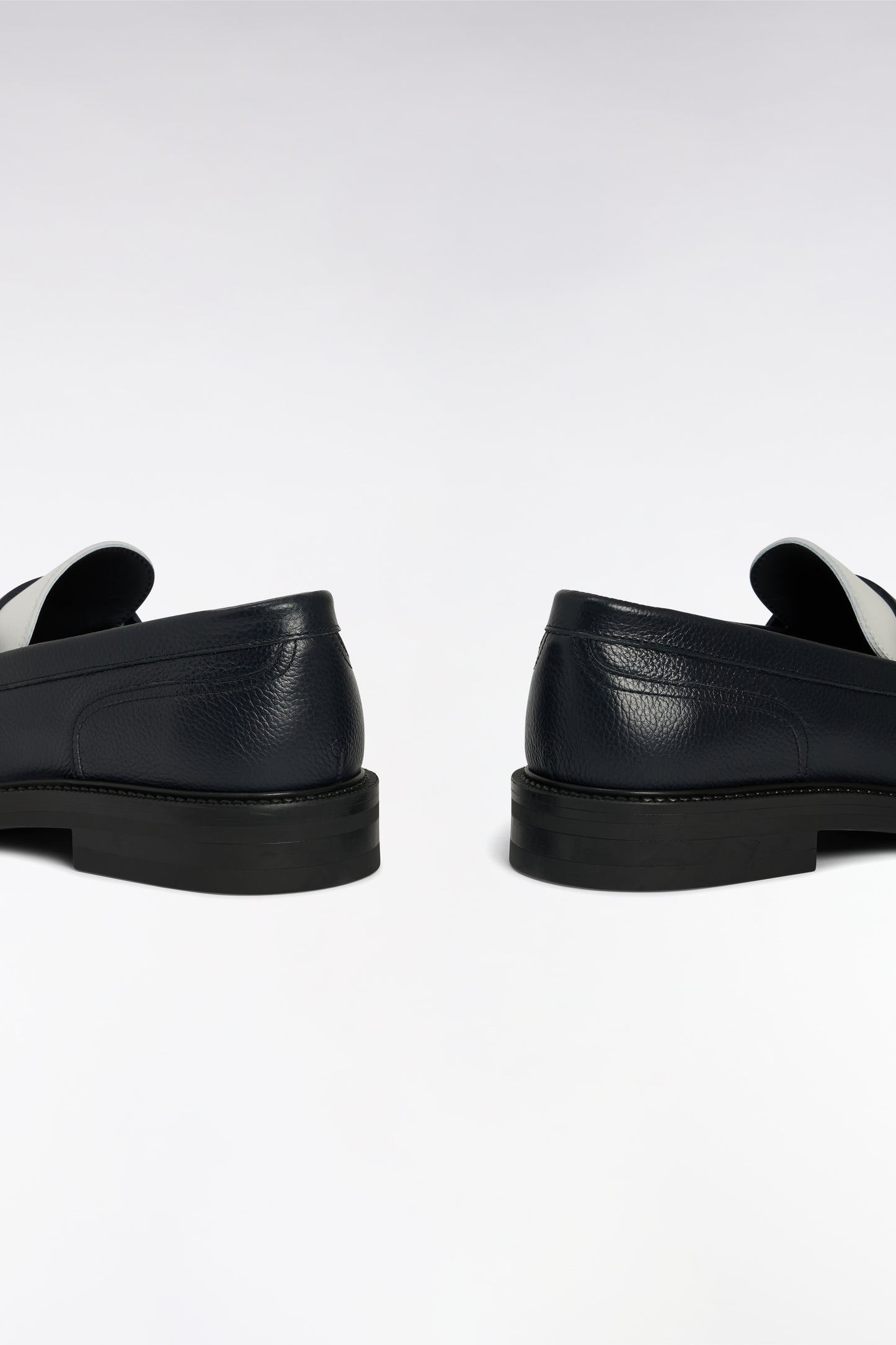 Mocassins bicolores en cuir grainé bleu marine et blanc