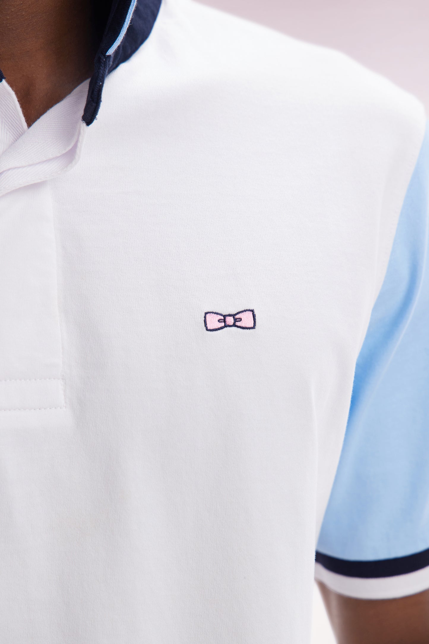 Straight-cut short-sleeved rugby shirt in sky blue cotton jersey with bow tie embroidery