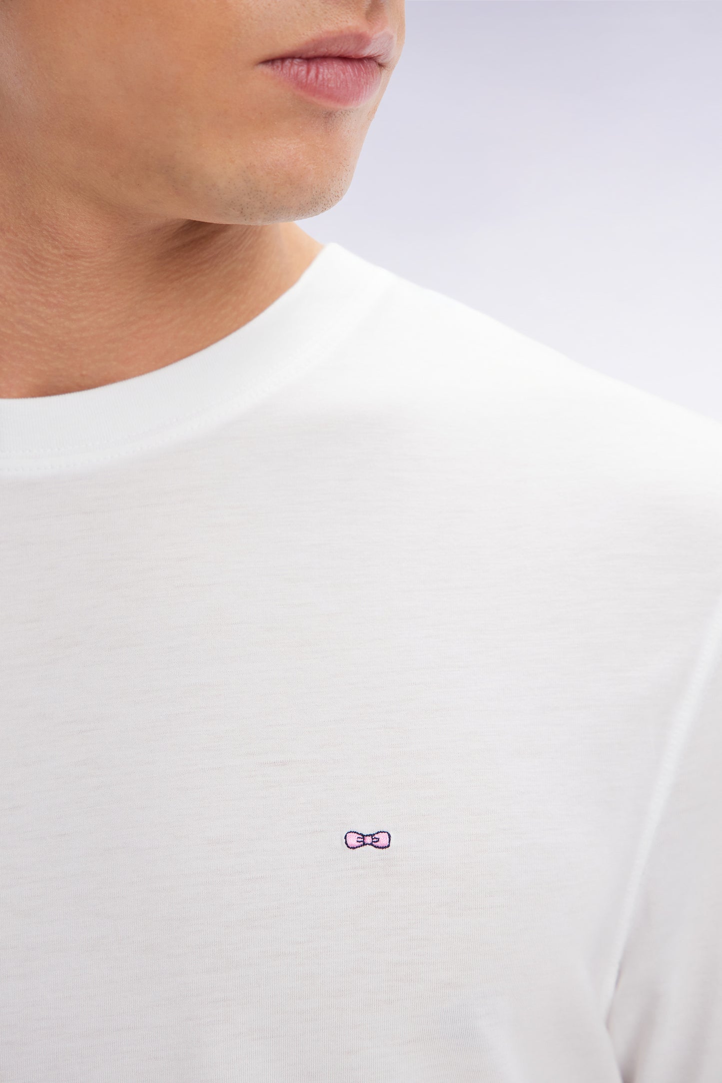 Straight-fit white short-sleeved T-shirt