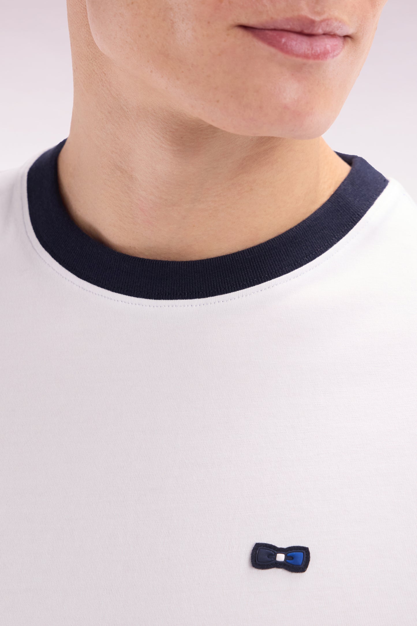 Straight-fit white cotton T-shirt with back embroidery