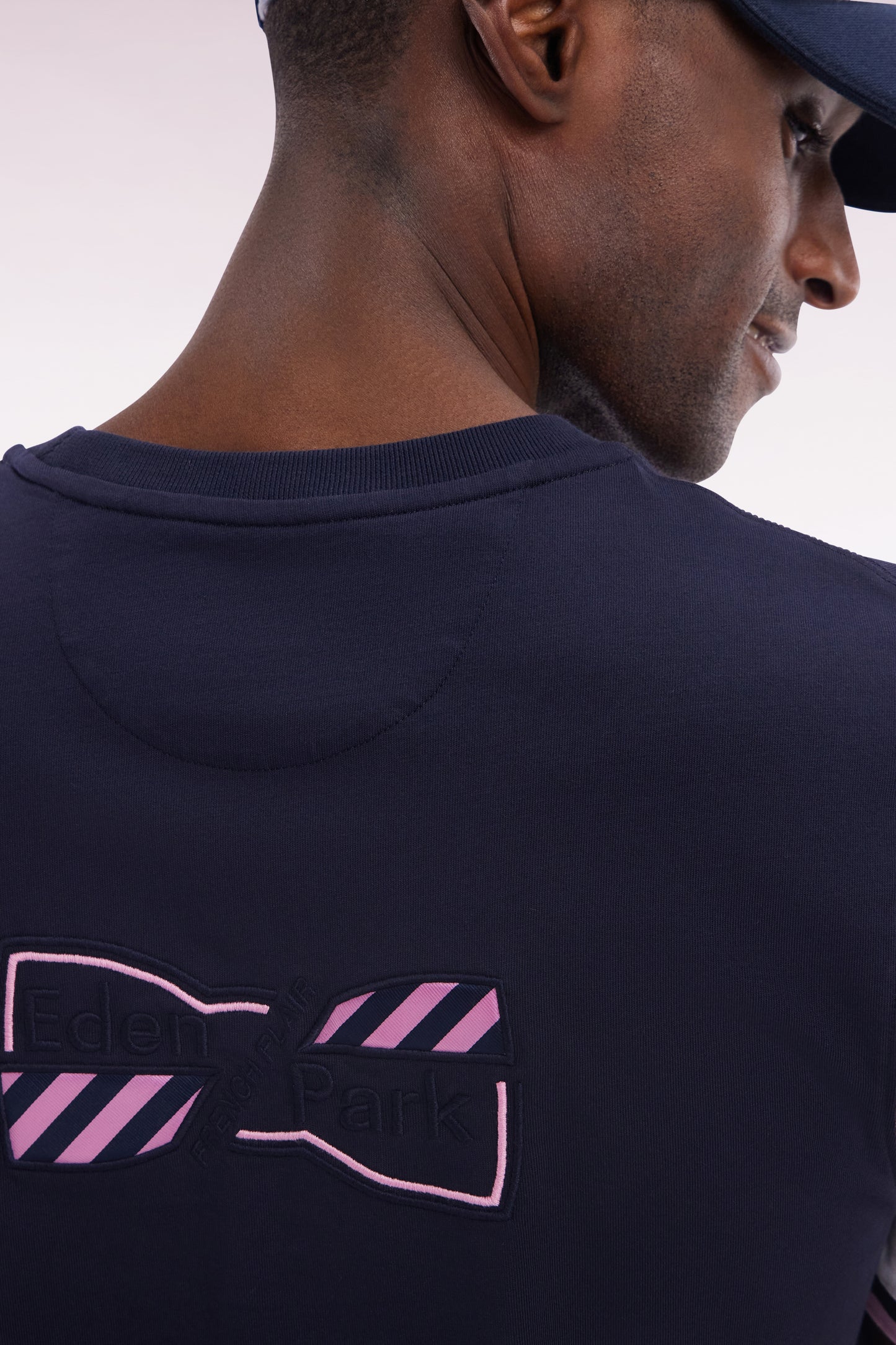 Straight-fit two-tone white cotton T-shirt with bow tie embroidery