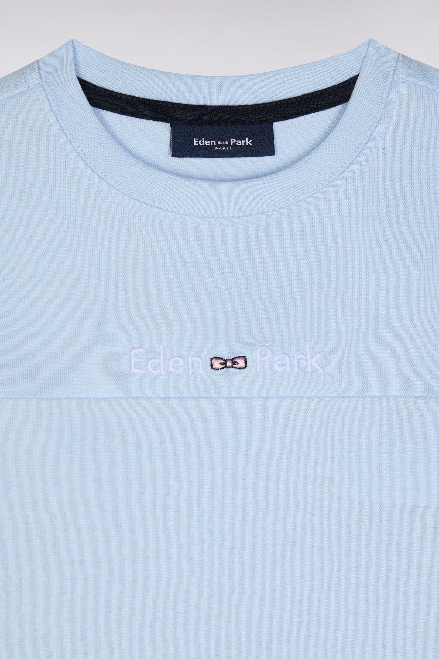 Straight-cut cotton T-shirt with navy blue sleeves