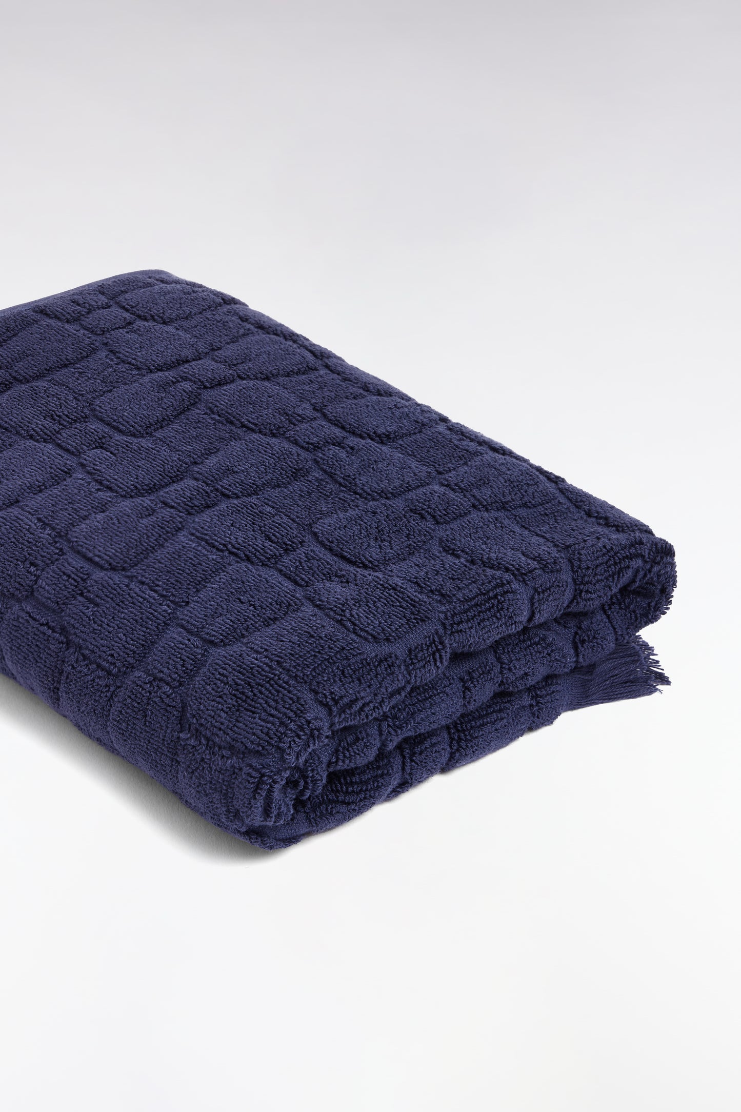 Serviette de toilette en coton marine à micromotifs nœuds papillon