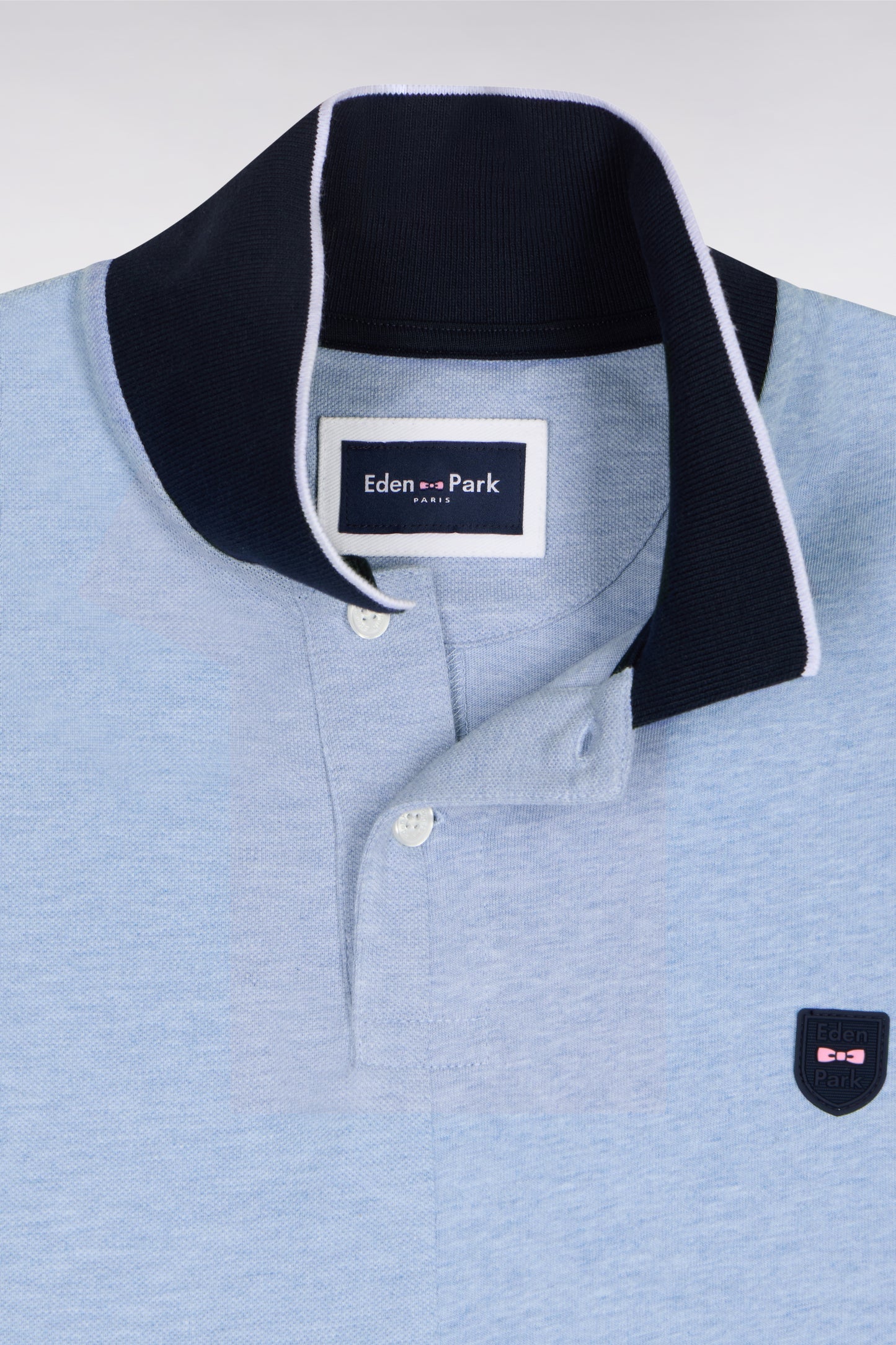 Polo manches courtes bicolore en coton bleu ciel à découpes coupe regular