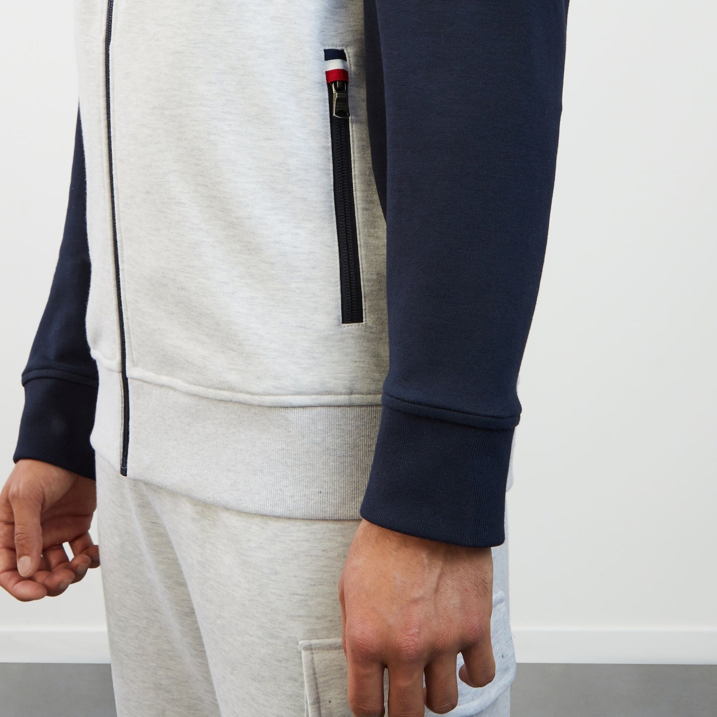Sweat gris clair zippé bimatière à détails tricolores