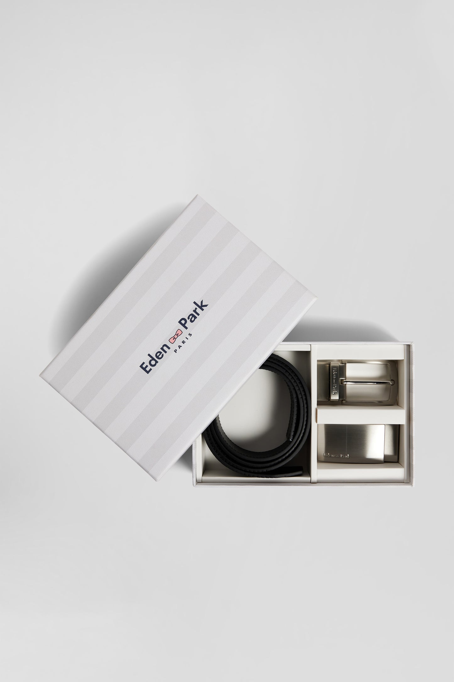 Coffret ceinture en cuir noire et deux boucles en métal argenté