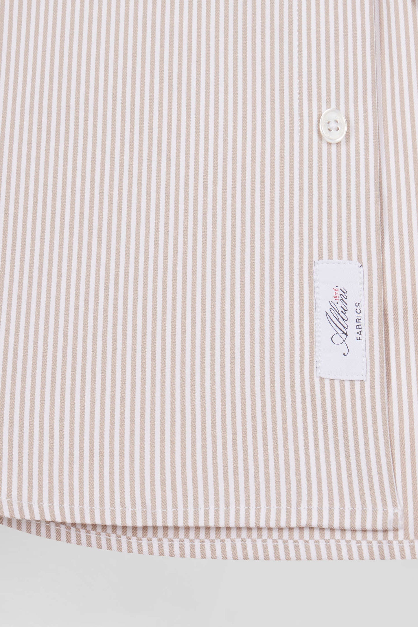 Chemise en popeline de coton beige à rayures bâton coupe Regular
