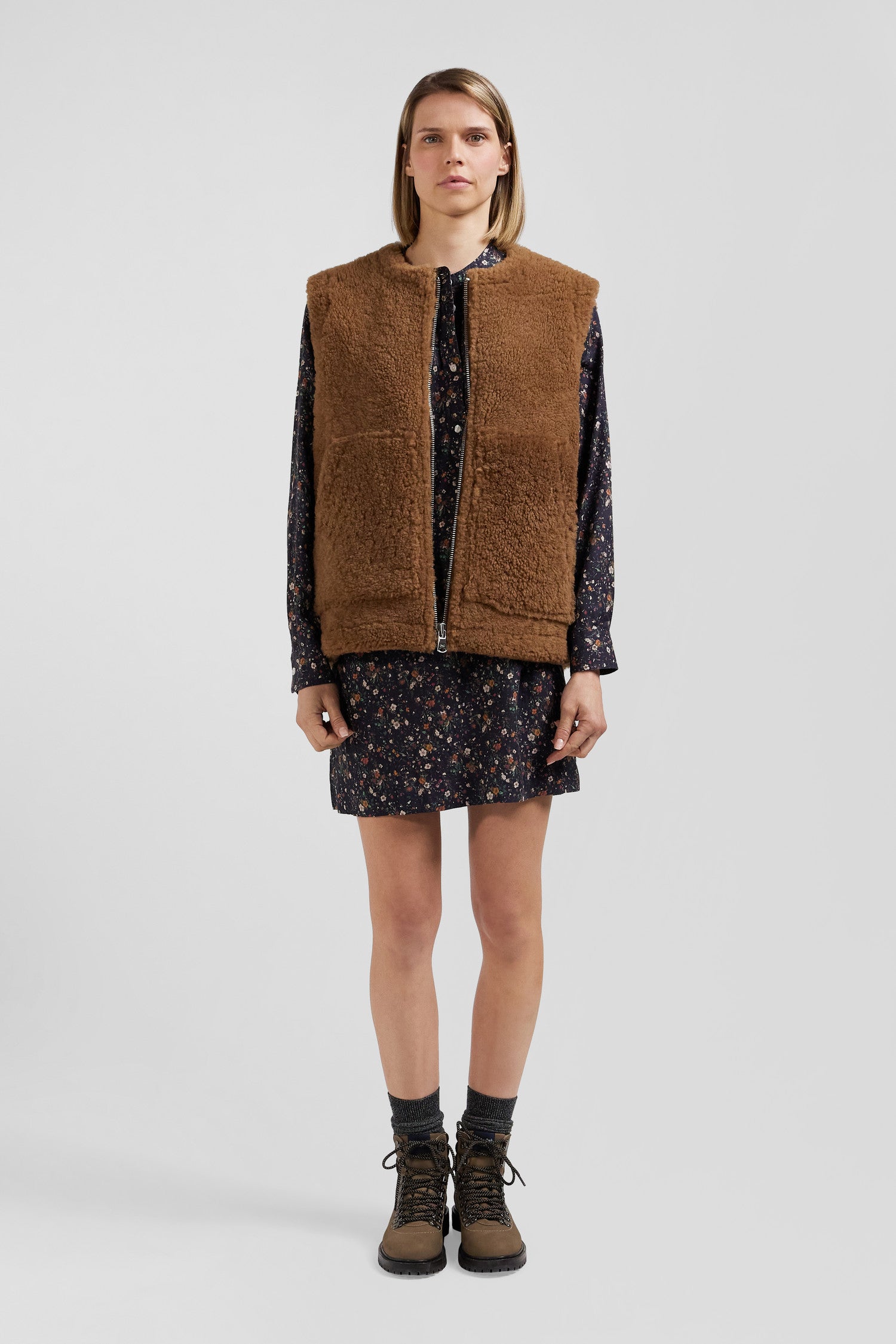 Gilet sans manches zippe en peau retournee camel coupe Relaxed