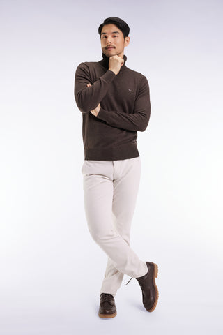Pleatless chino pants in ecru stretch velvet