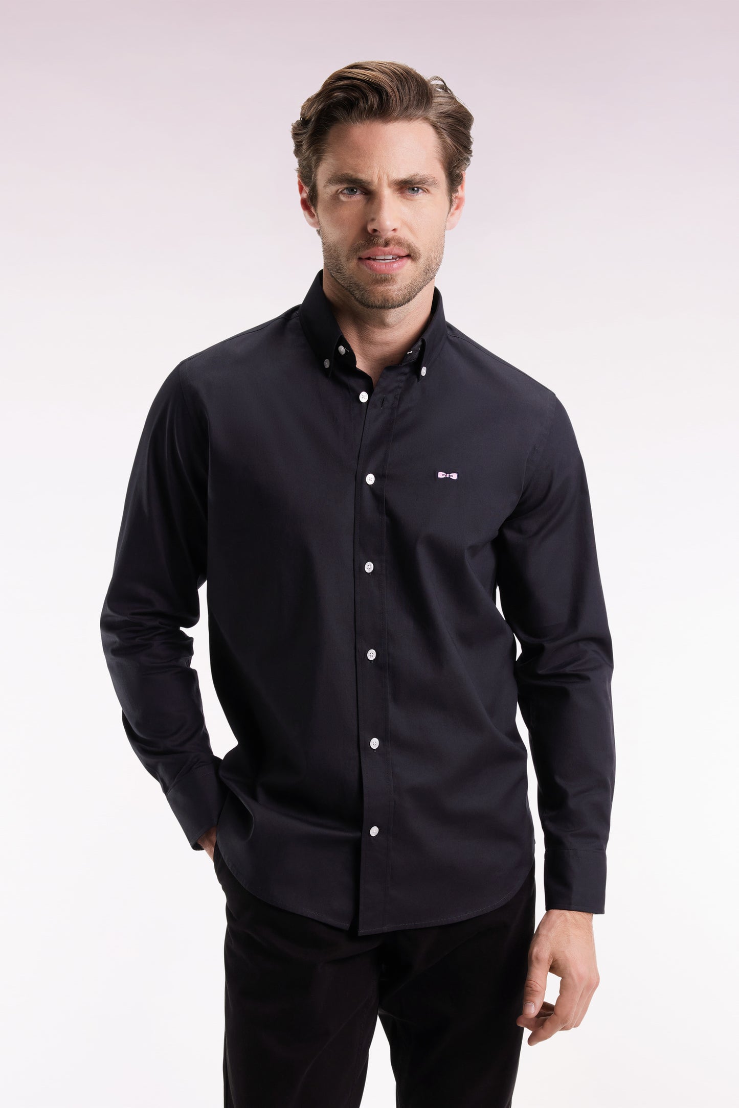 Chemise en coton pinpoint noire broderie dos coupe droite