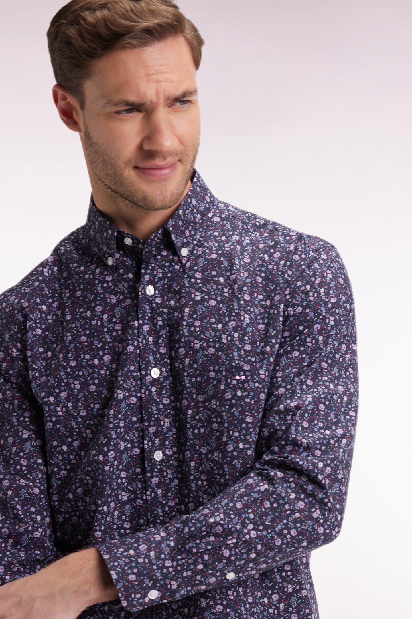 Chemise en coton marine à micro-motifs fleurs coupe droite