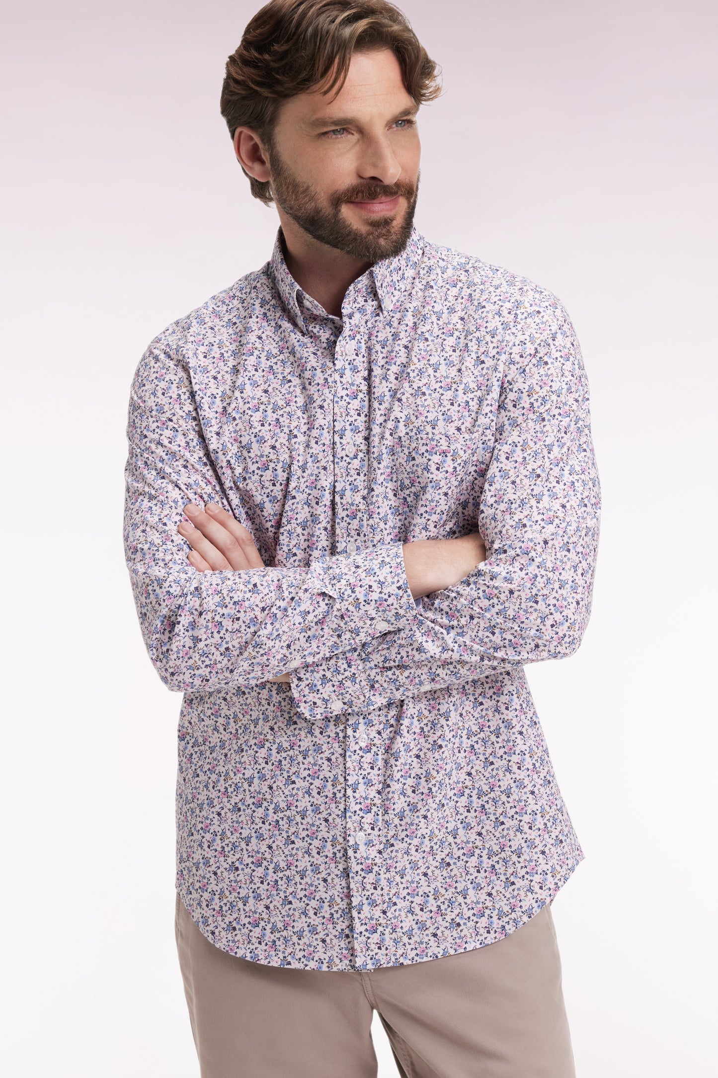Chemise en coton beige à micro-motifs fleurs coupe droite