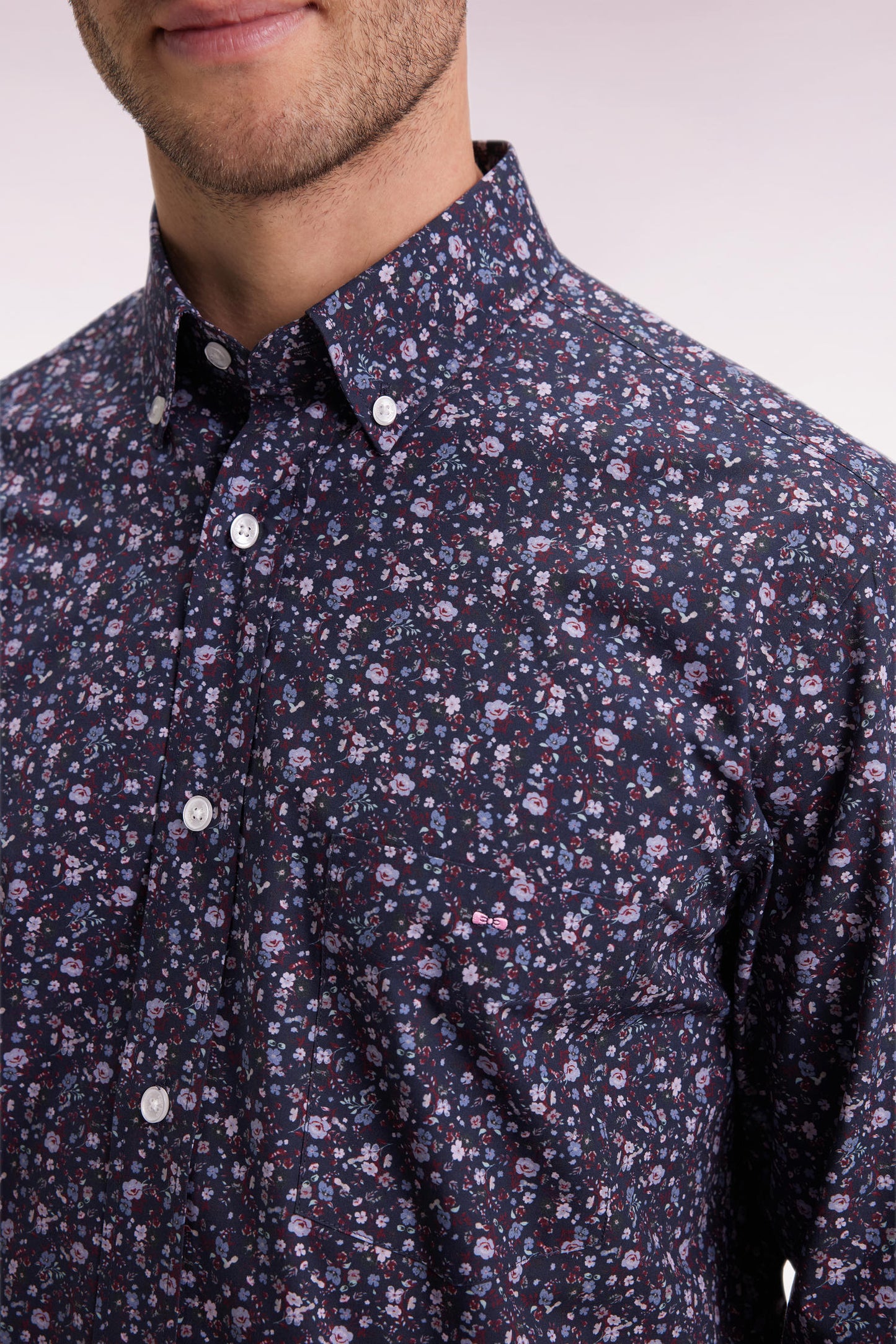Chemise en coton marine à micro-motifs fleurs coupe droite