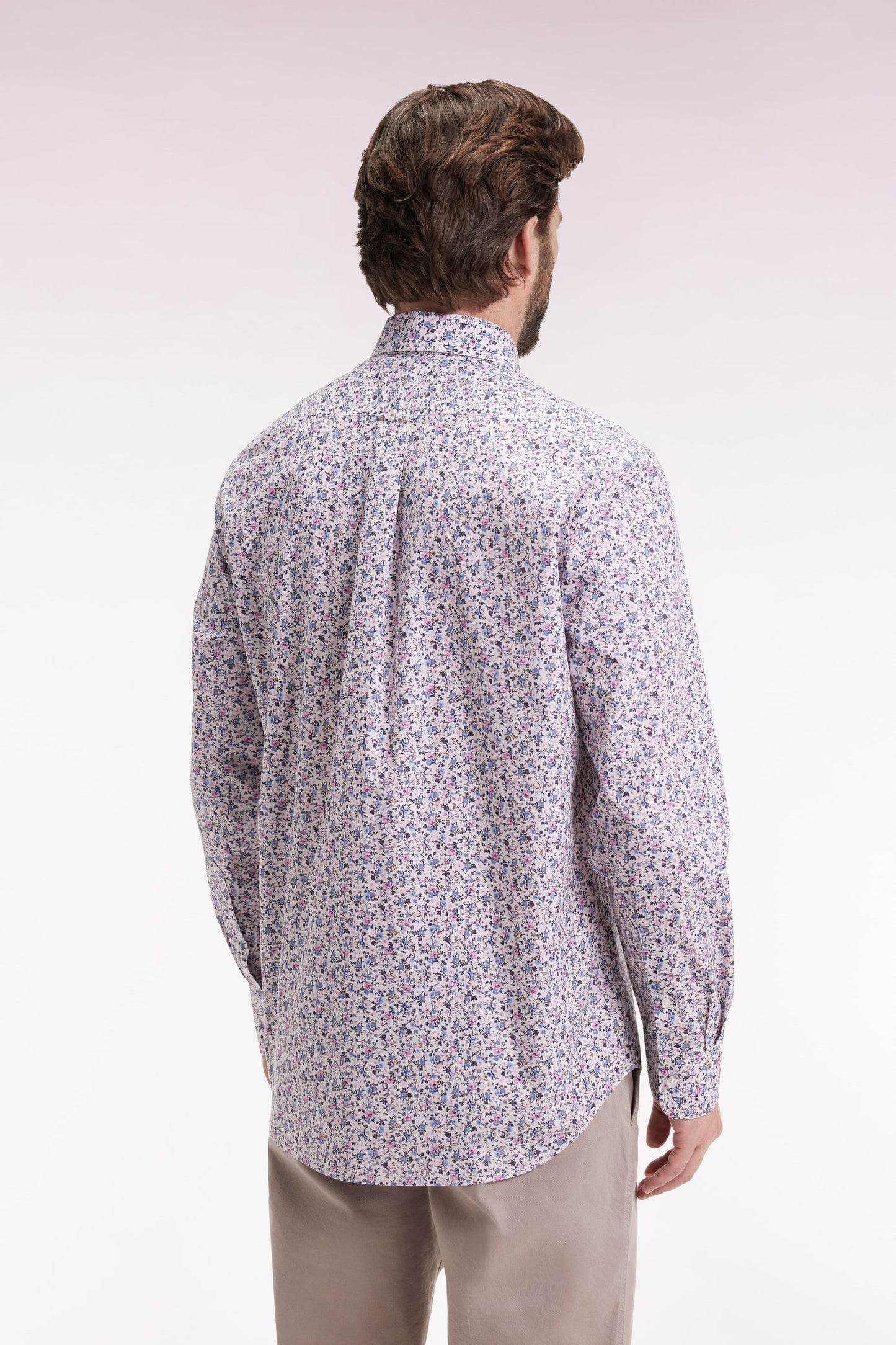 Chemise en coton beige à micro-motifs fleurs coupe droite