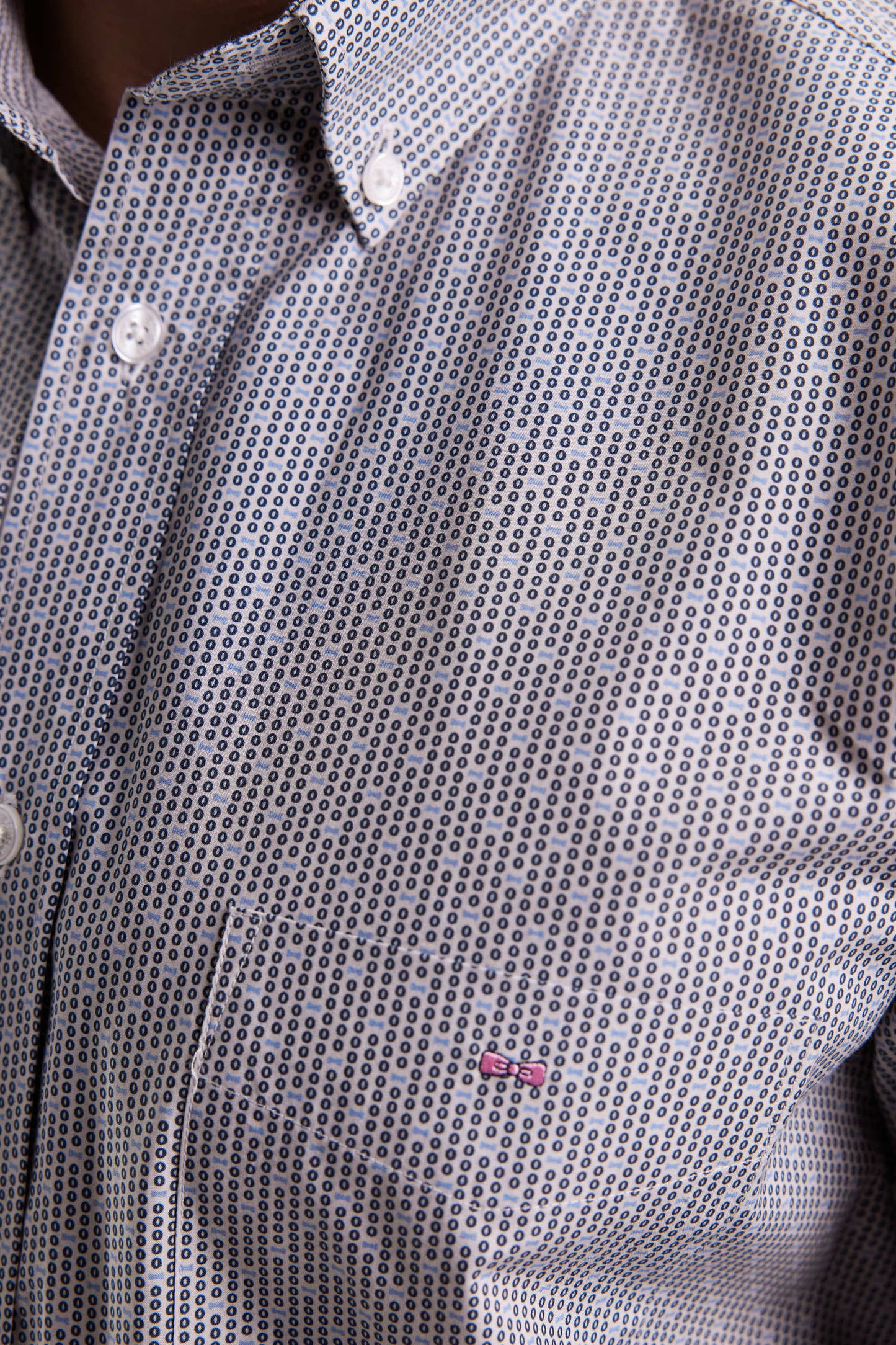 Chemise en coton à micro-motifs nœuds papillon bleus coupe droite
