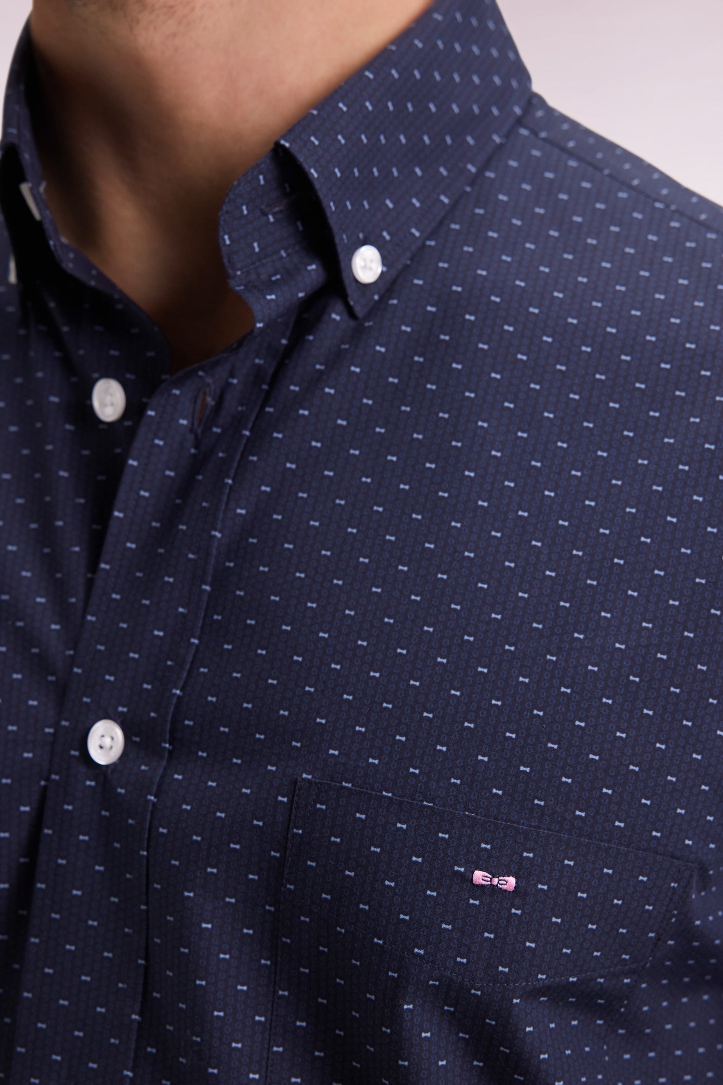 Chemise en coton à micro-motifs nœuds papillon marine coupe droite