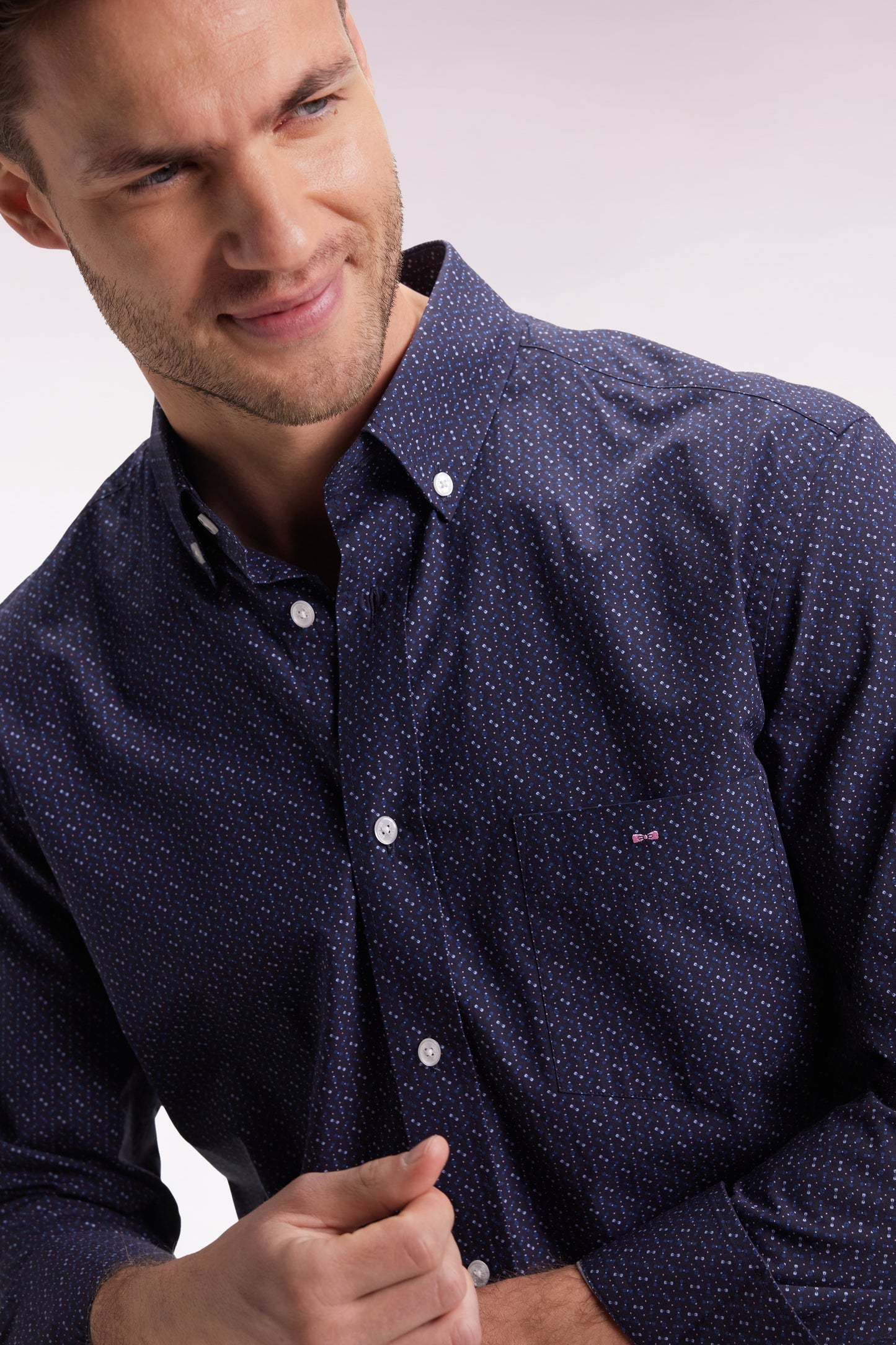 Chemise en coton marine à micro-motifs nœuds papillon coupe droite