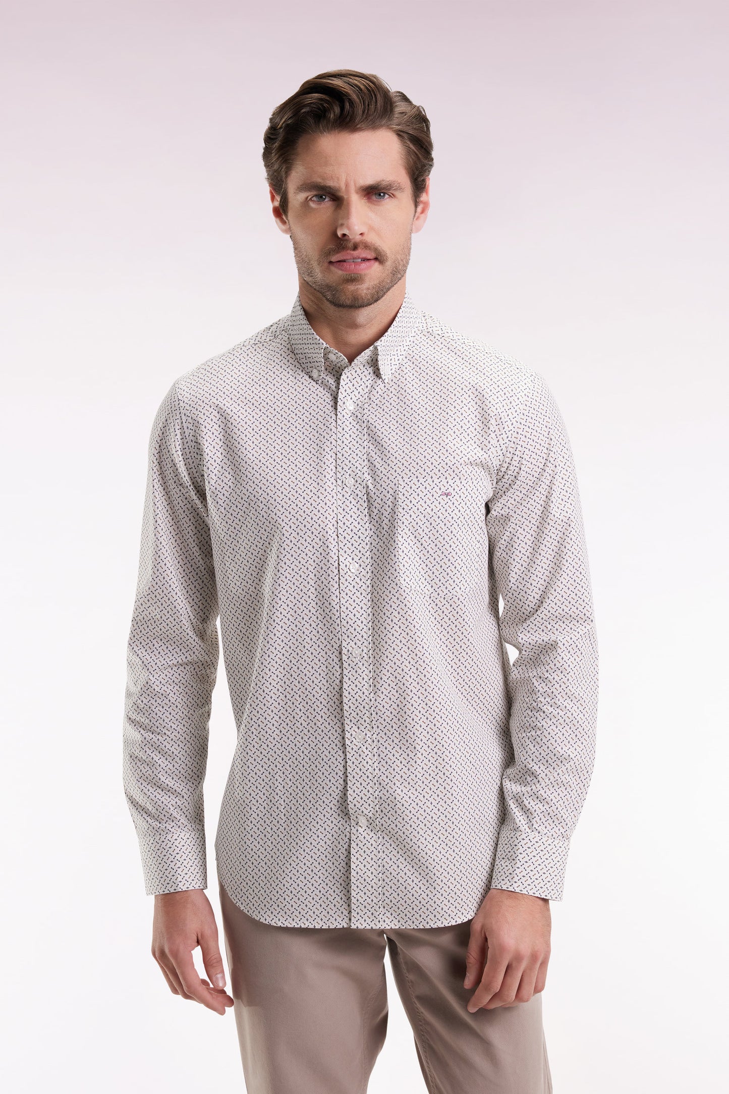 Chemise en coton blanc à micro-motifs nœuds papillon coupe droite