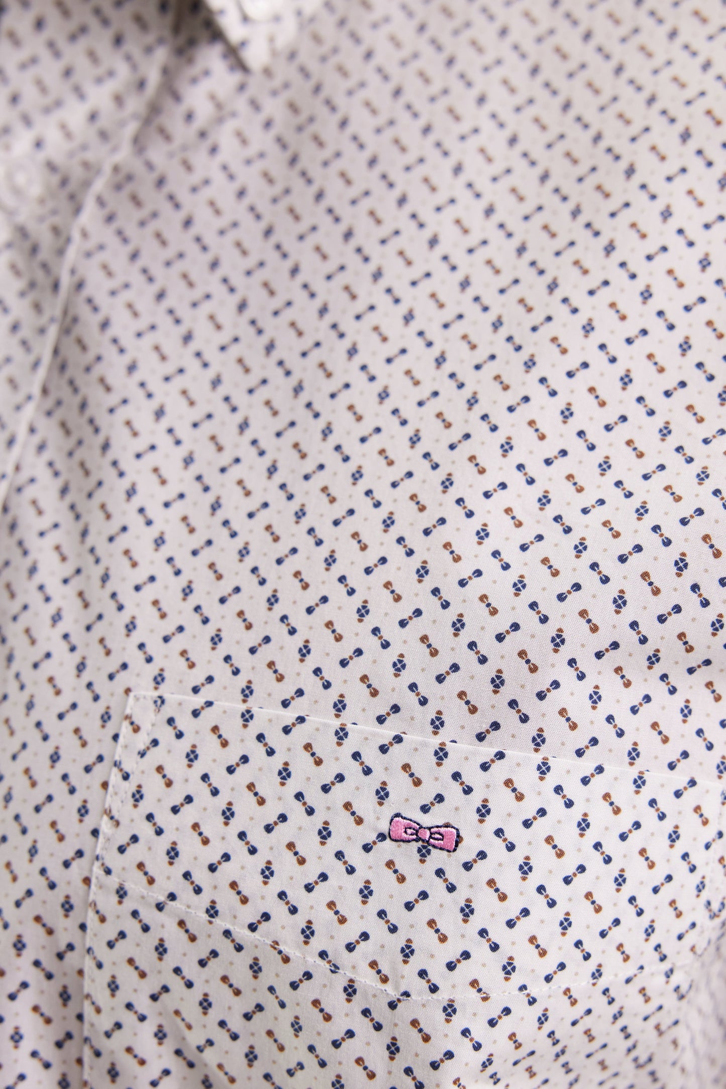 Chemise en coton blanc à micro-motifs nœuds papillon coupe droite