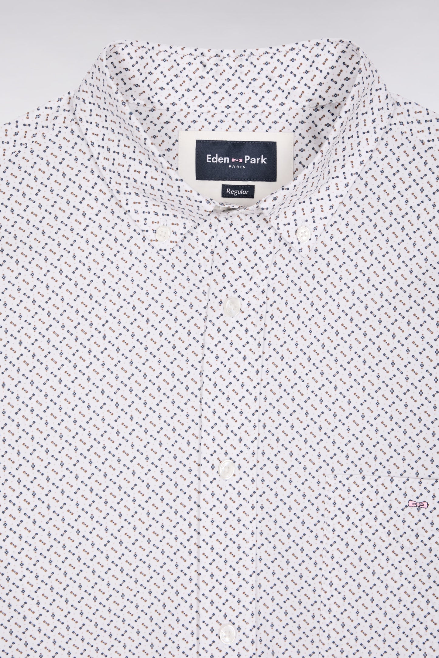 Chemise en coton blanc à micro-motifs nœuds papillon coupe droite