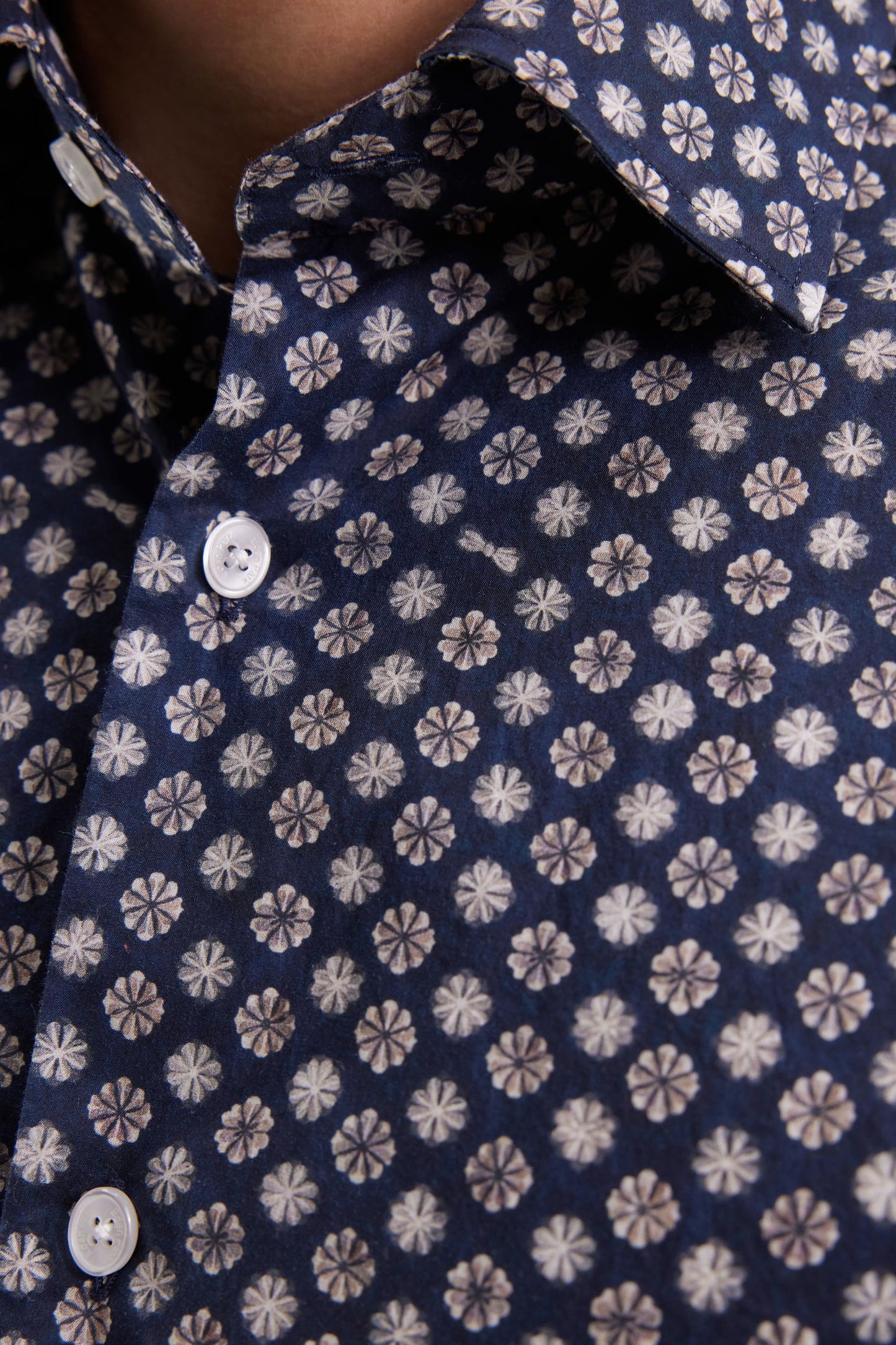 Chemise en coton marine à imprimé floral graphique coupe droite