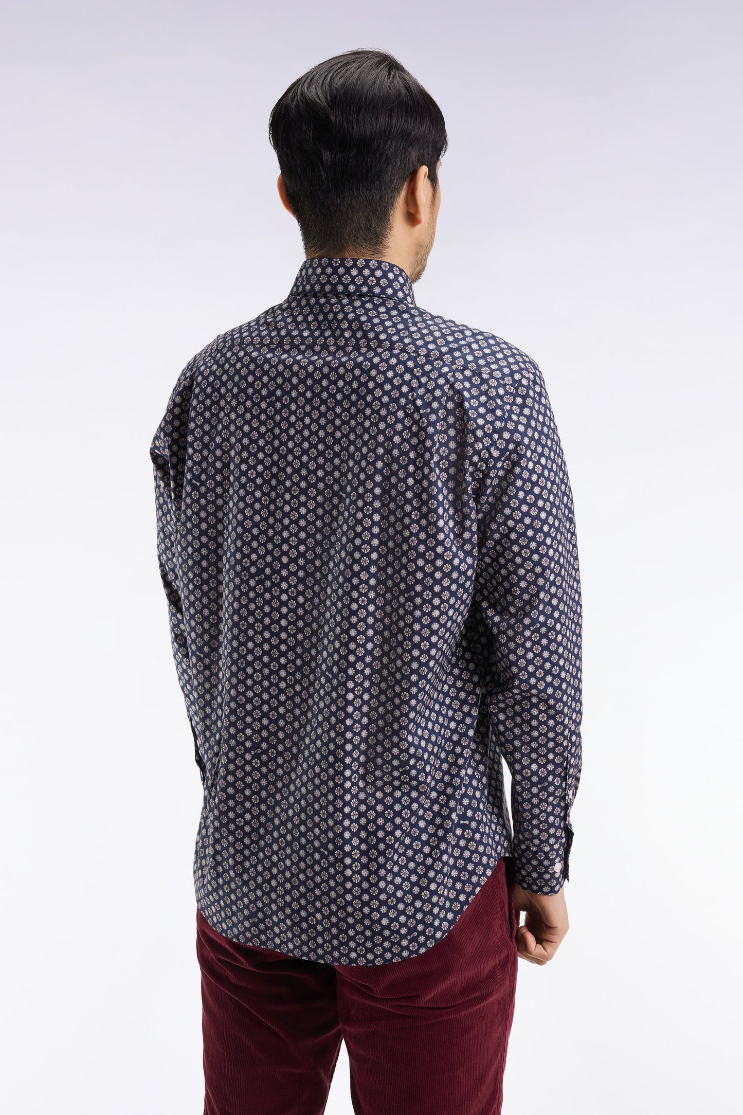 Chemise en coton marine à imprimé floral graphique coupe droite
