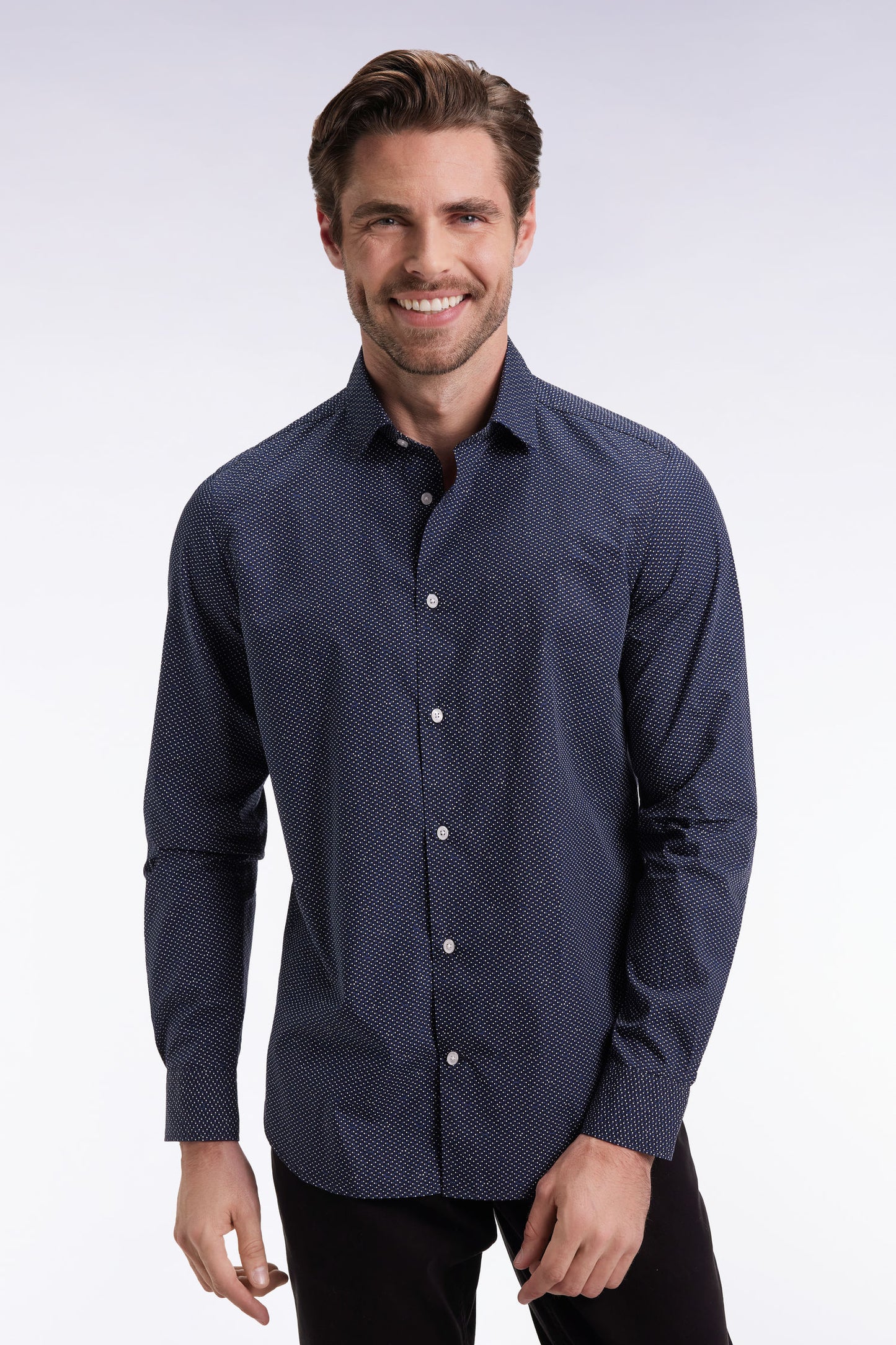 Chemise en coton à micro-motif pois bleu coupe slim
