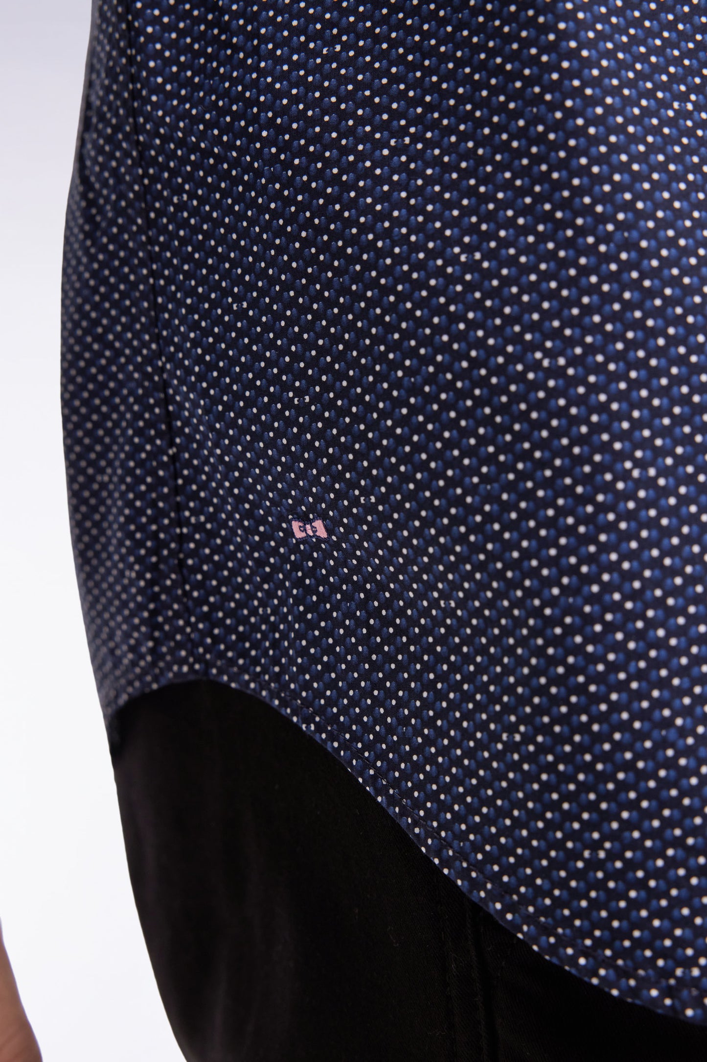 Chemise en coton à micro-motif pois bleu coupe slim
