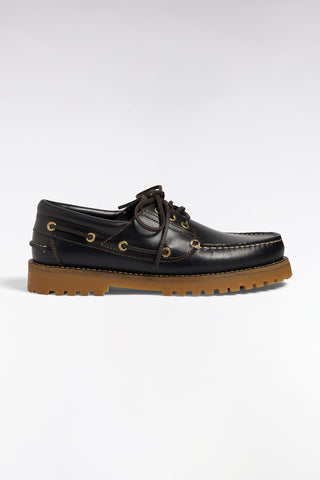 Boat shoes in smooth black leather with beige soles