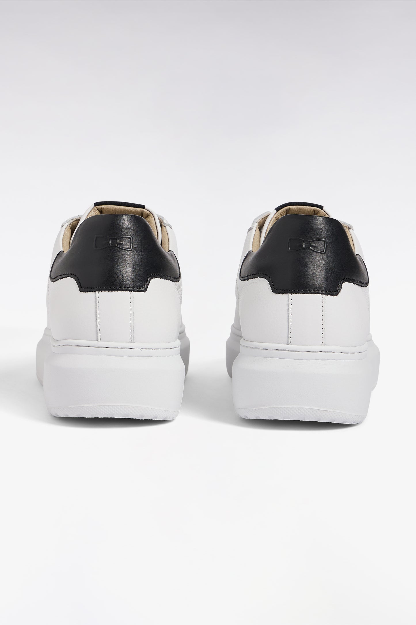 Baskets basses en cuir grainé blanches et marine
