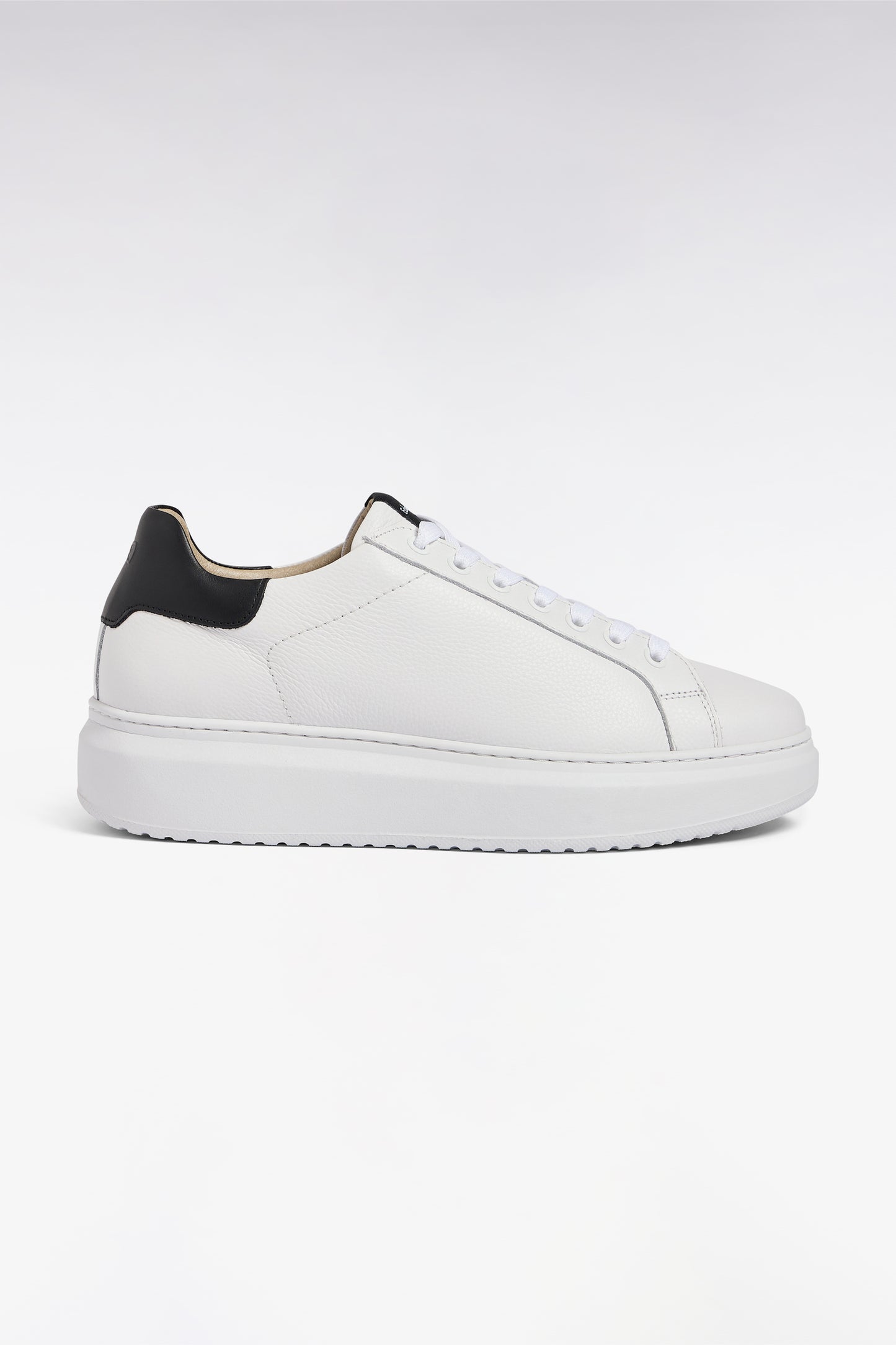 Baskets basses en cuir grainé blanches et marine