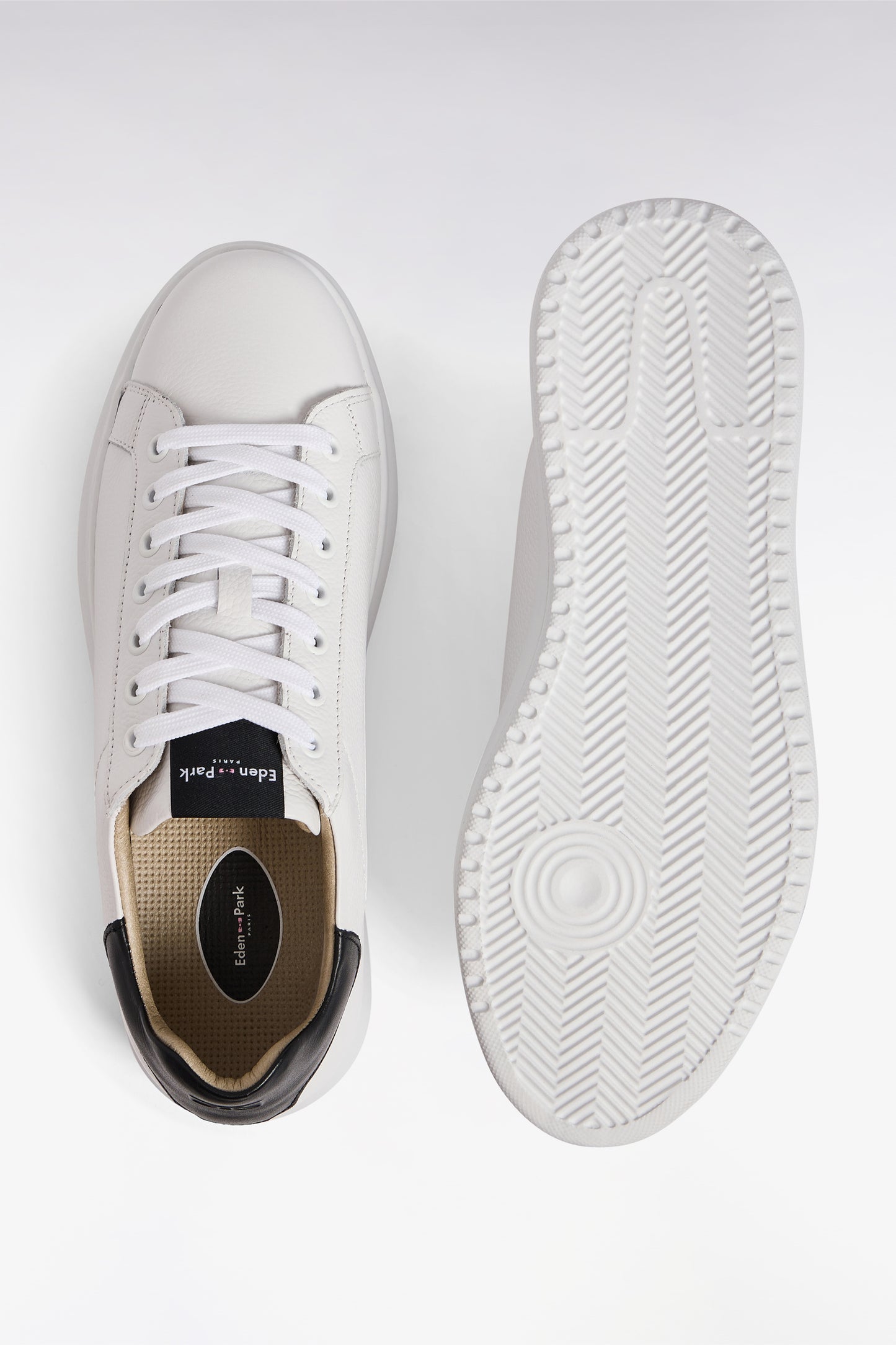 Baskets basses en cuir grainé blanches et marine