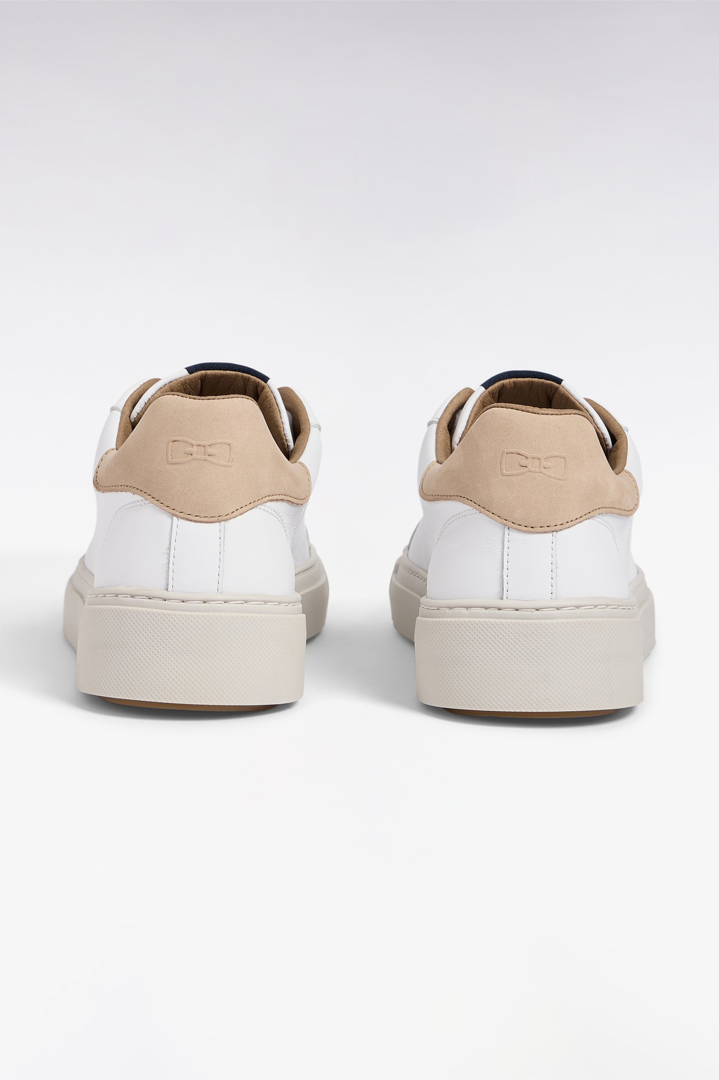 Baskets basses bimatières en cuir blanc et cuir suédé sable