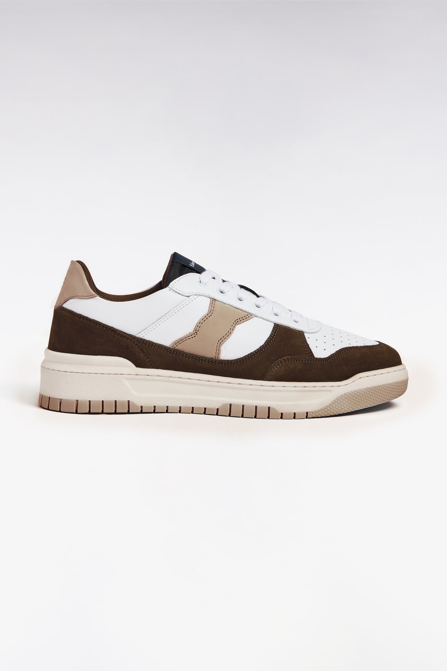 Sneakers bimatières en cuir lisse blanc et cuir suédé marron