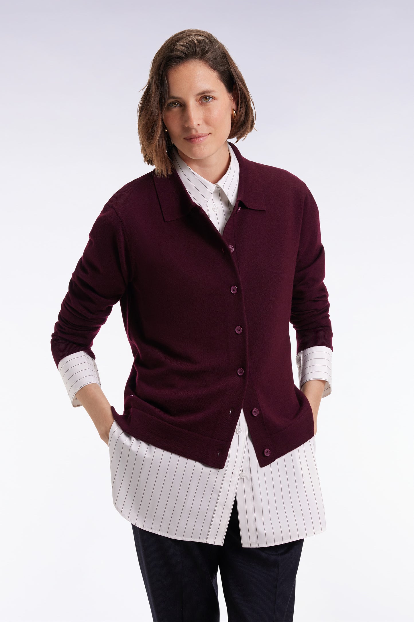 Cardigan à col classique en laine mérinos bordeaux coupe droite
