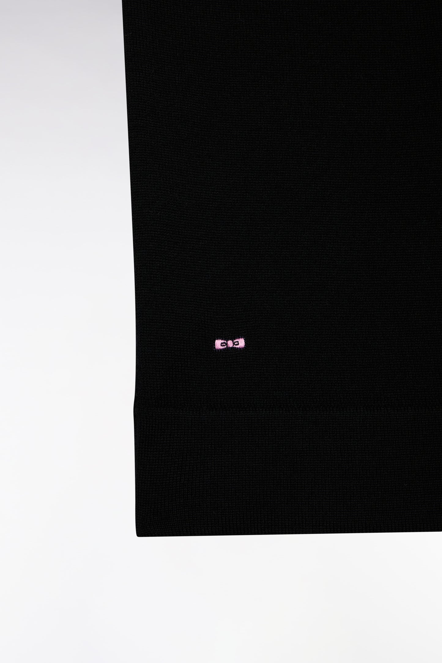 Cardigan à col classique en laine mérinos noire coupe droite