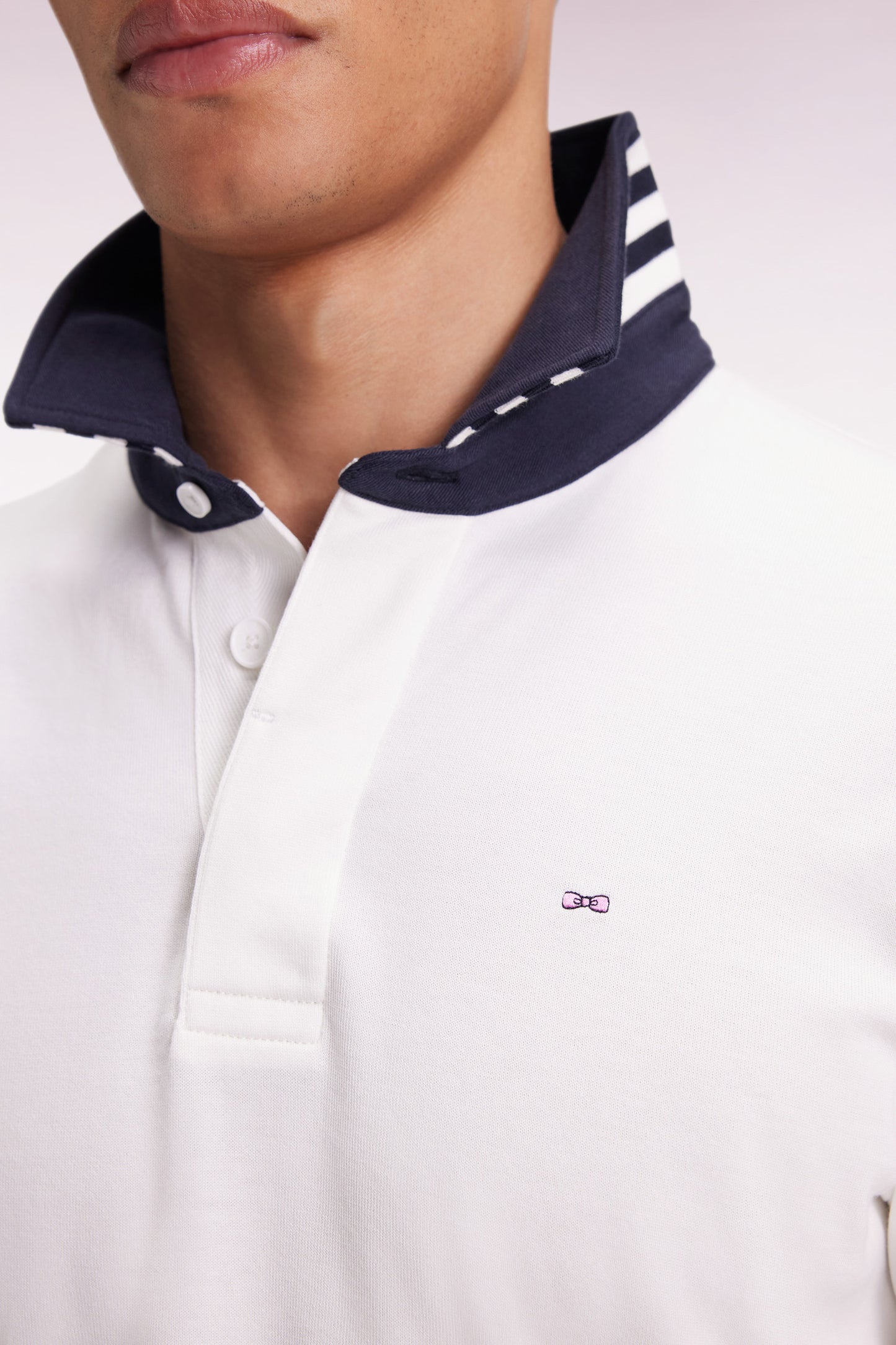Maillot manches longues en jersey blanc dessous de col rayé