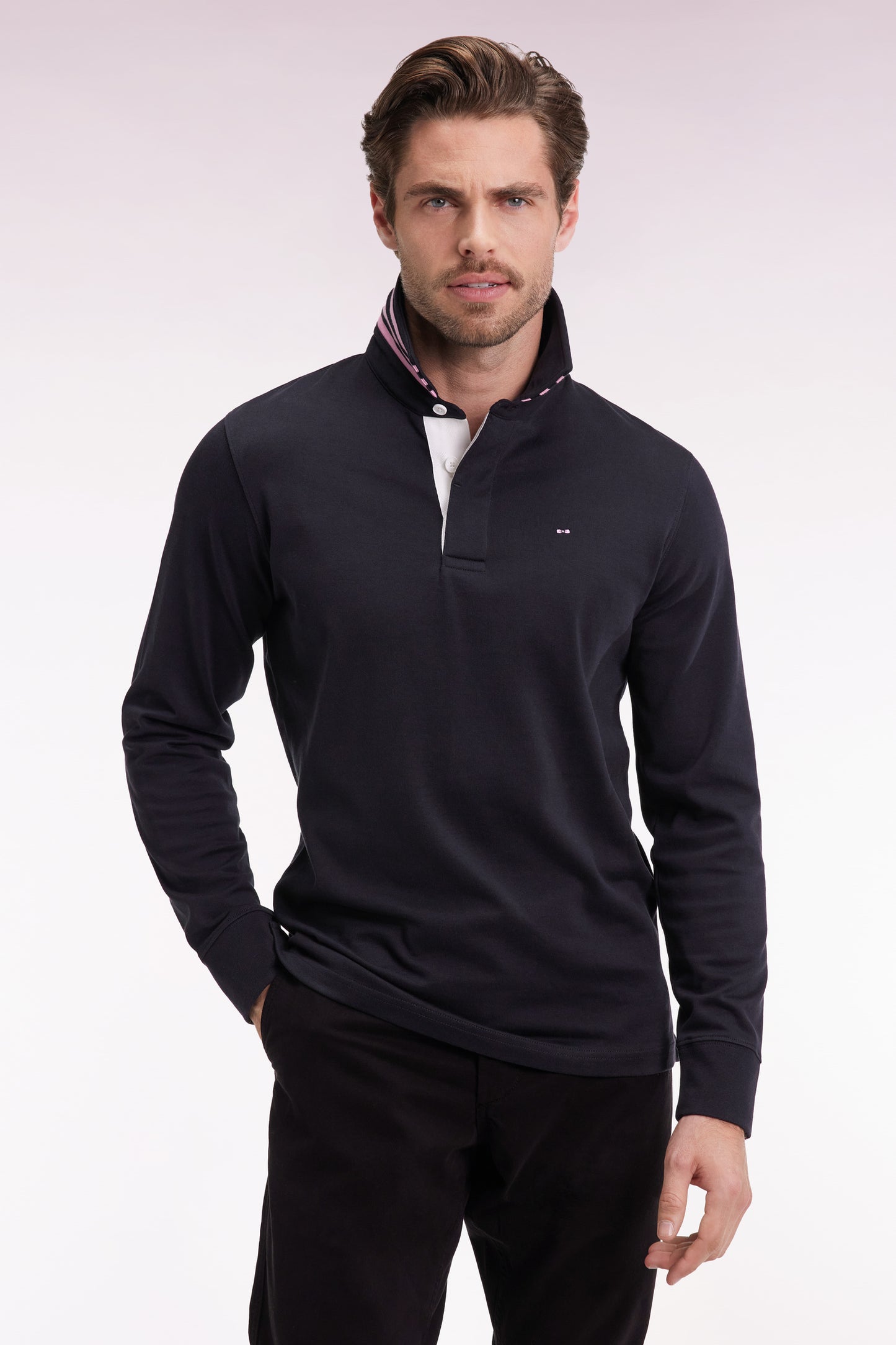 Maillot manches longues en jersey noir dessous de col rayé