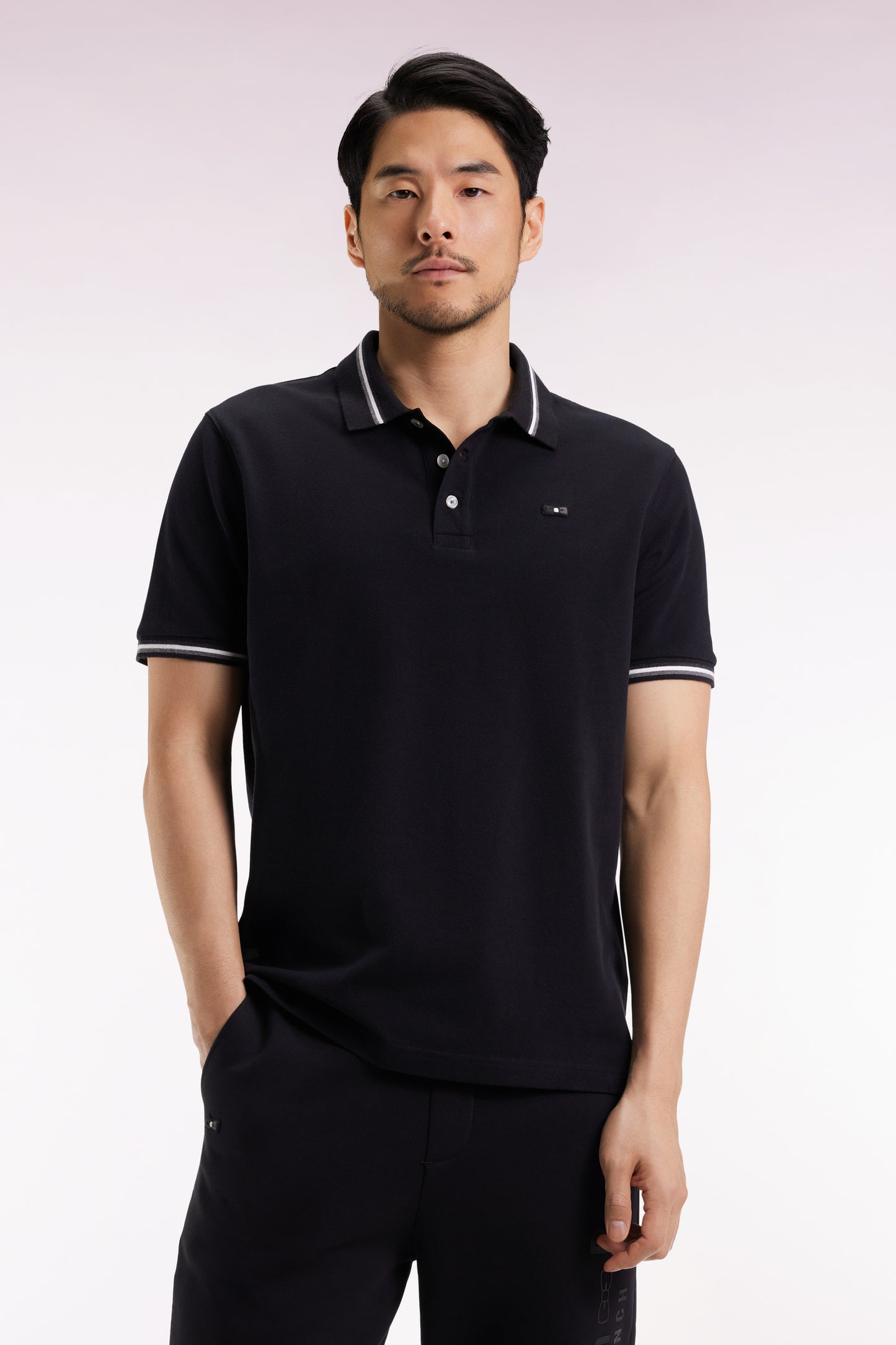 Polo manches courtes en coton noir détails rayés coupe ample