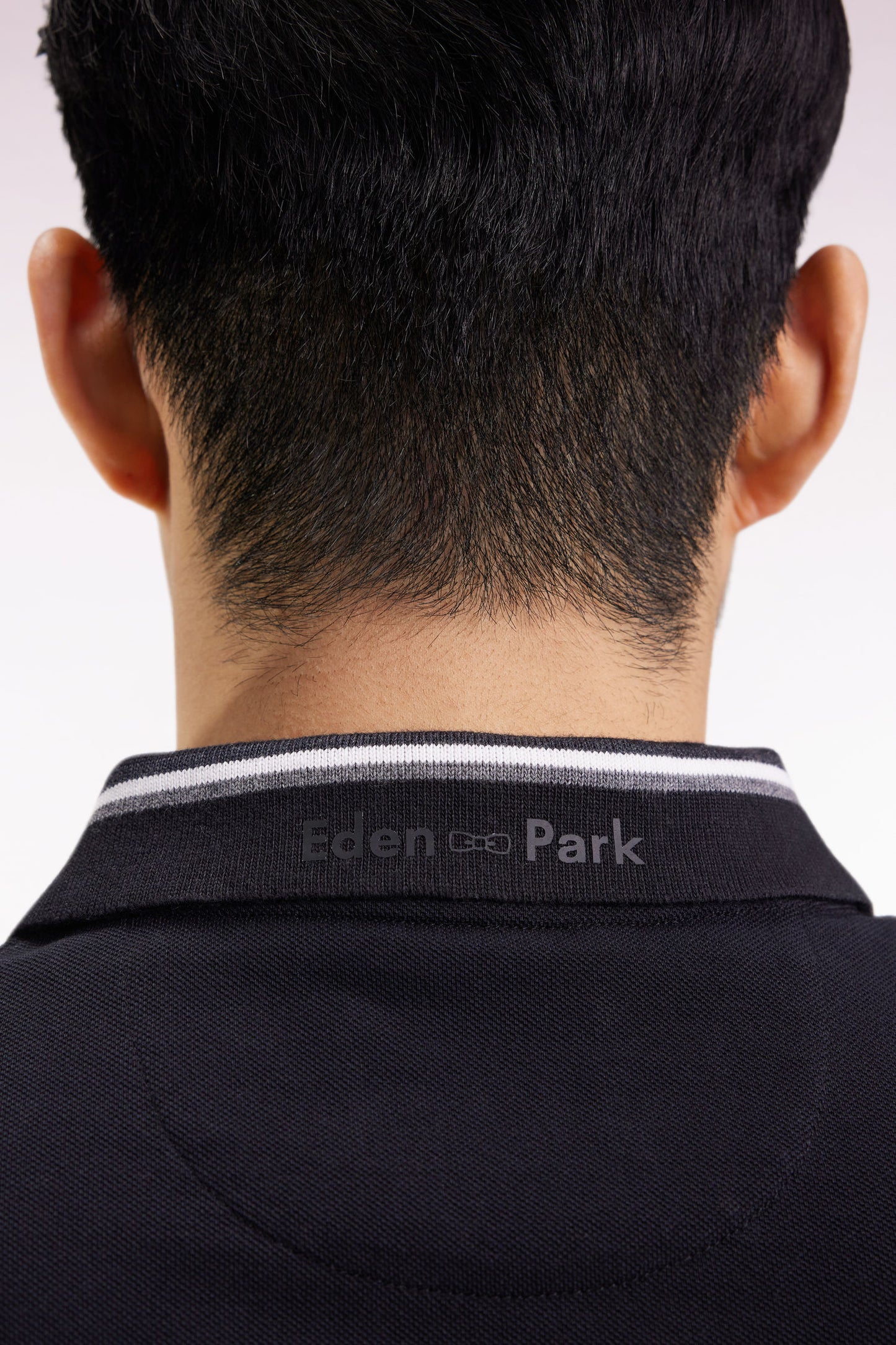 Polo manches courtes en coton noir détails rayés coupe ample