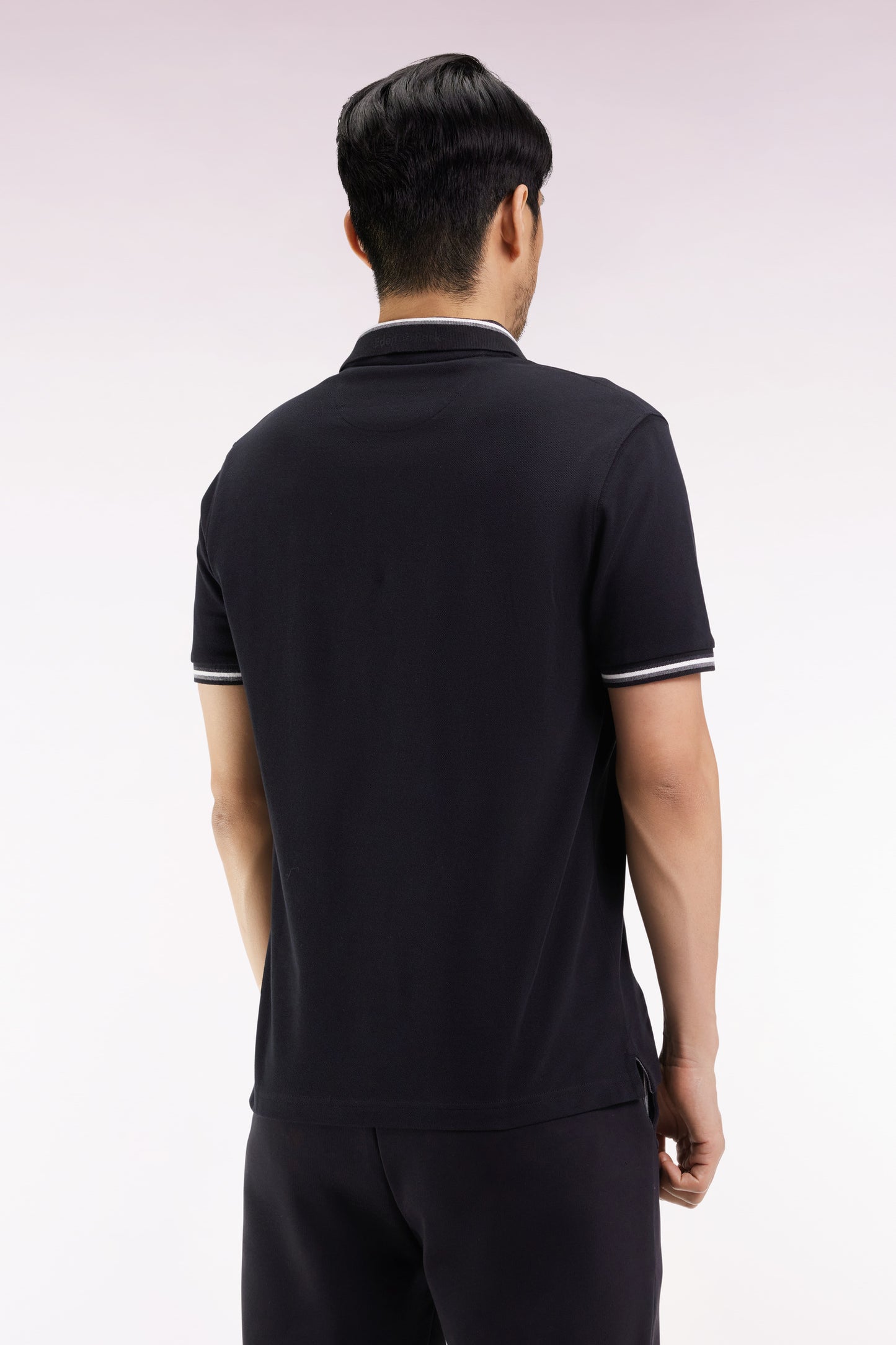 Polo manches courtes en coton noir détails rayés coupe ample
