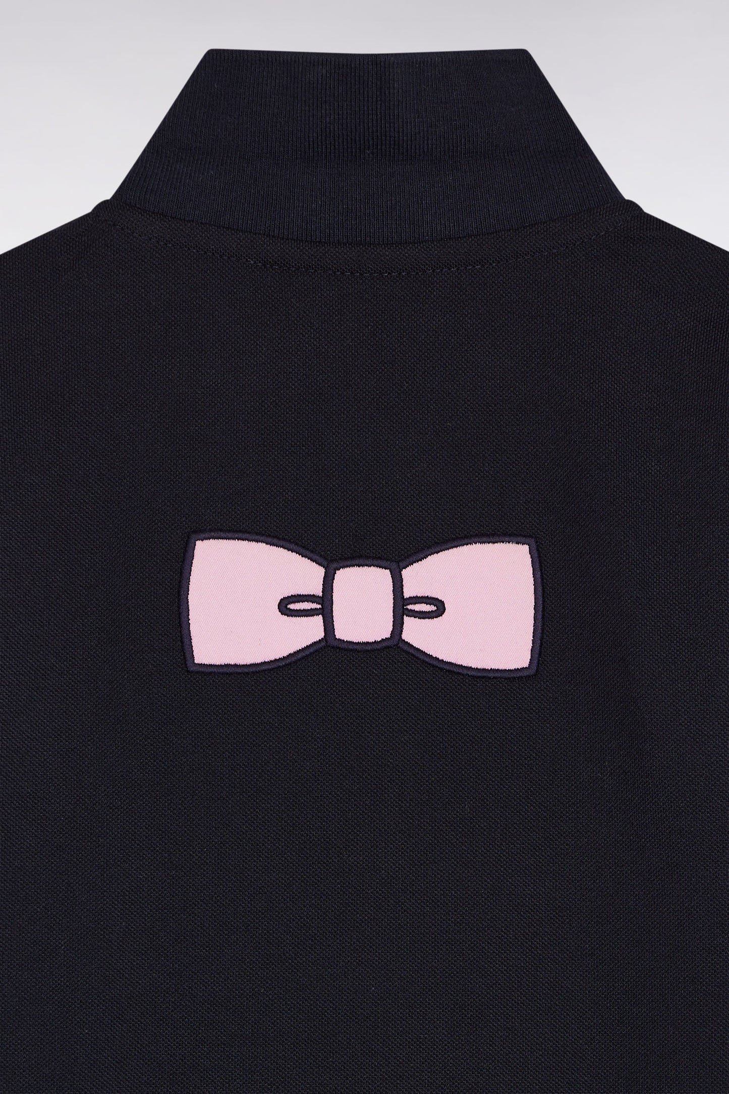 Polo manches courtes en coton marine broderie nœud papillon coupe droite