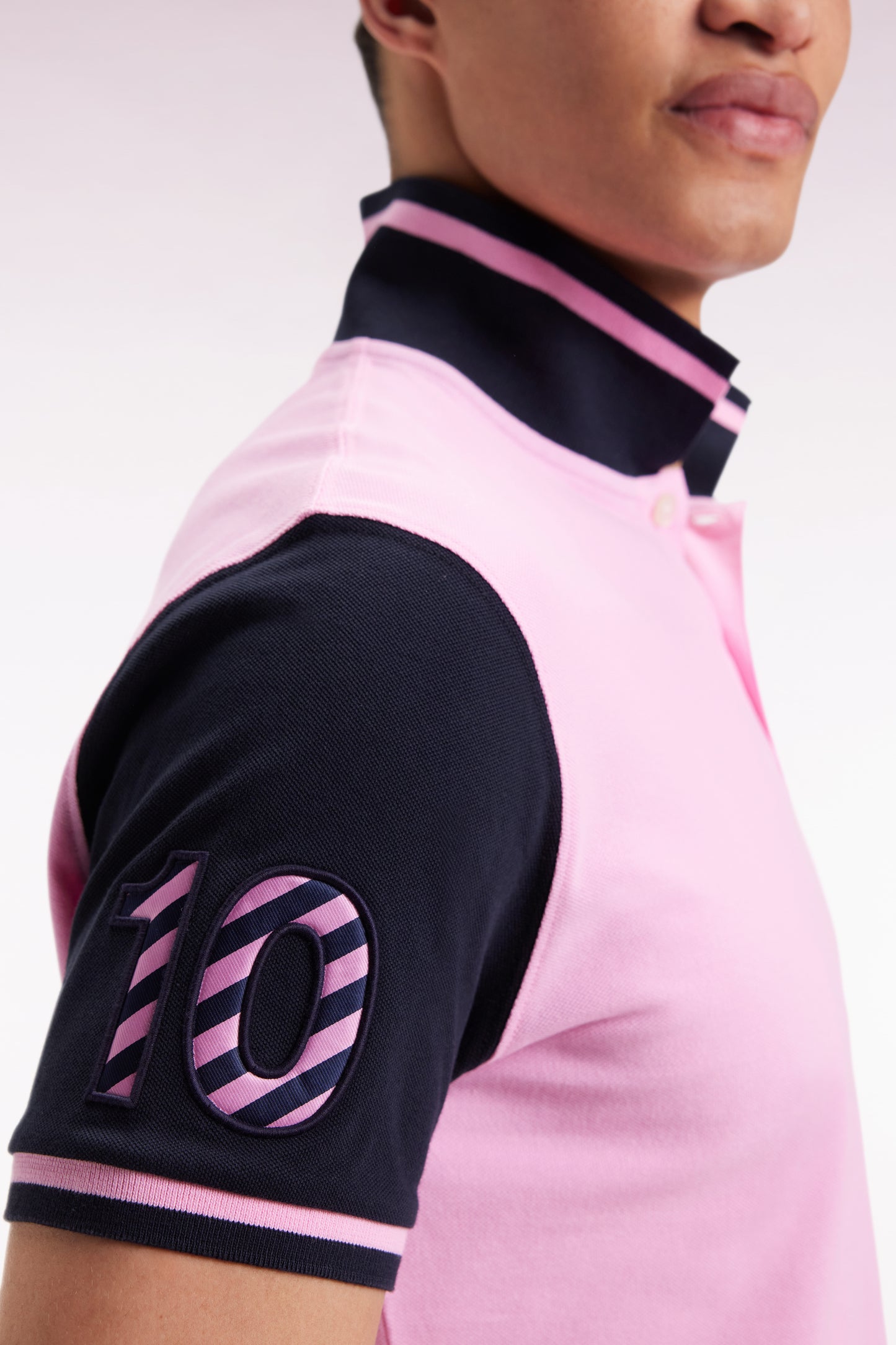 Polo bicolore à manches courtes en coton rose broderie 10