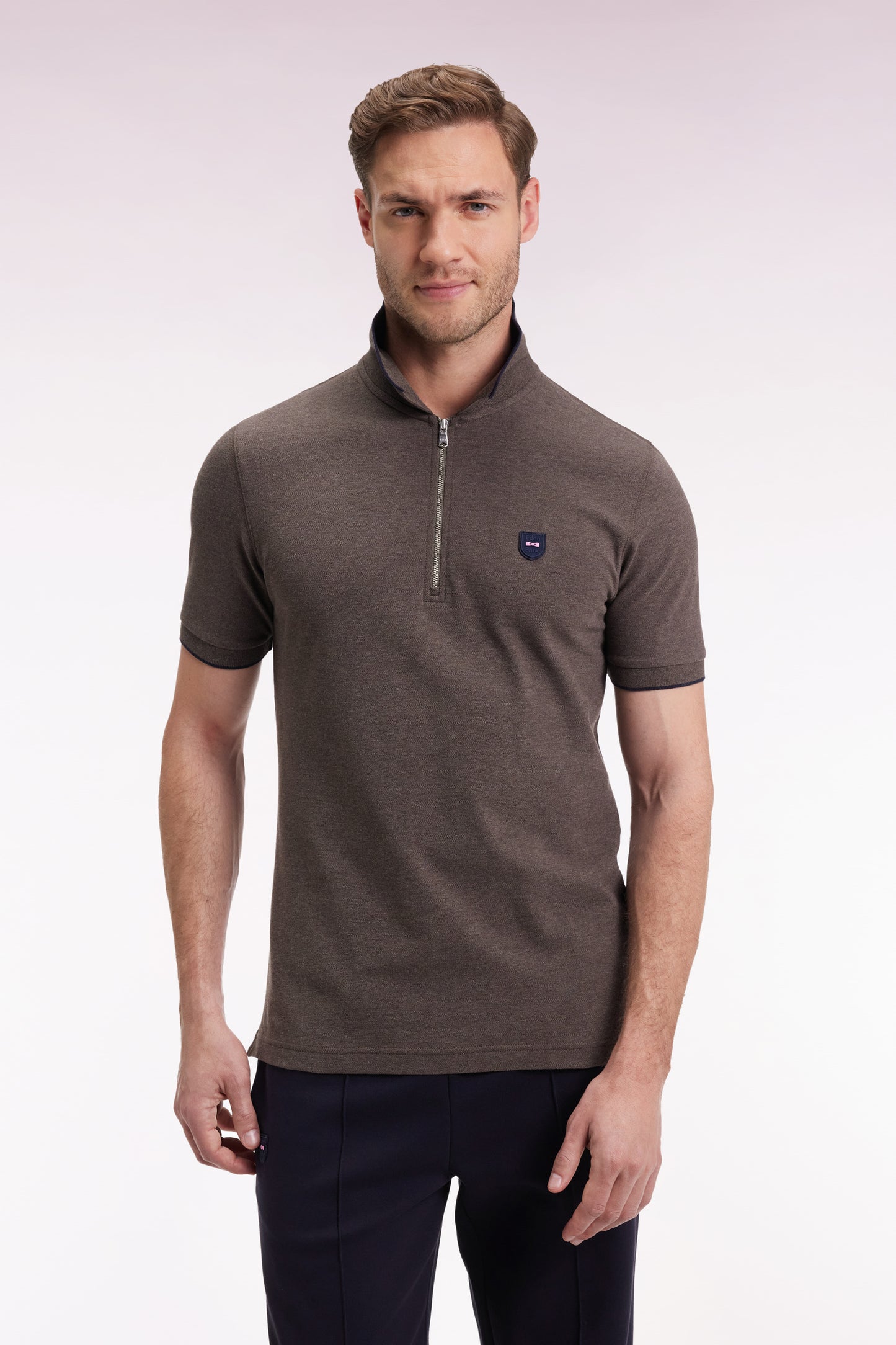 Polo manches courtes en piqué coton stretch marron zippé coupe slim
