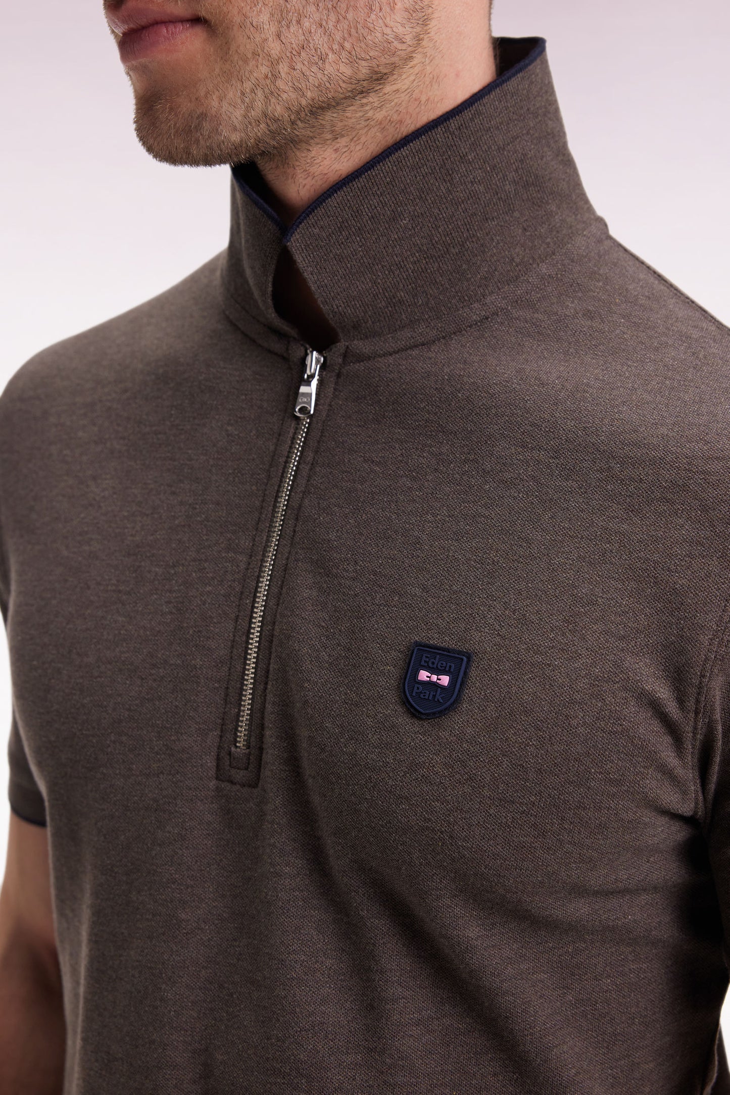 Polo manches courtes en piqué coton stretch marron zippé coupe slim