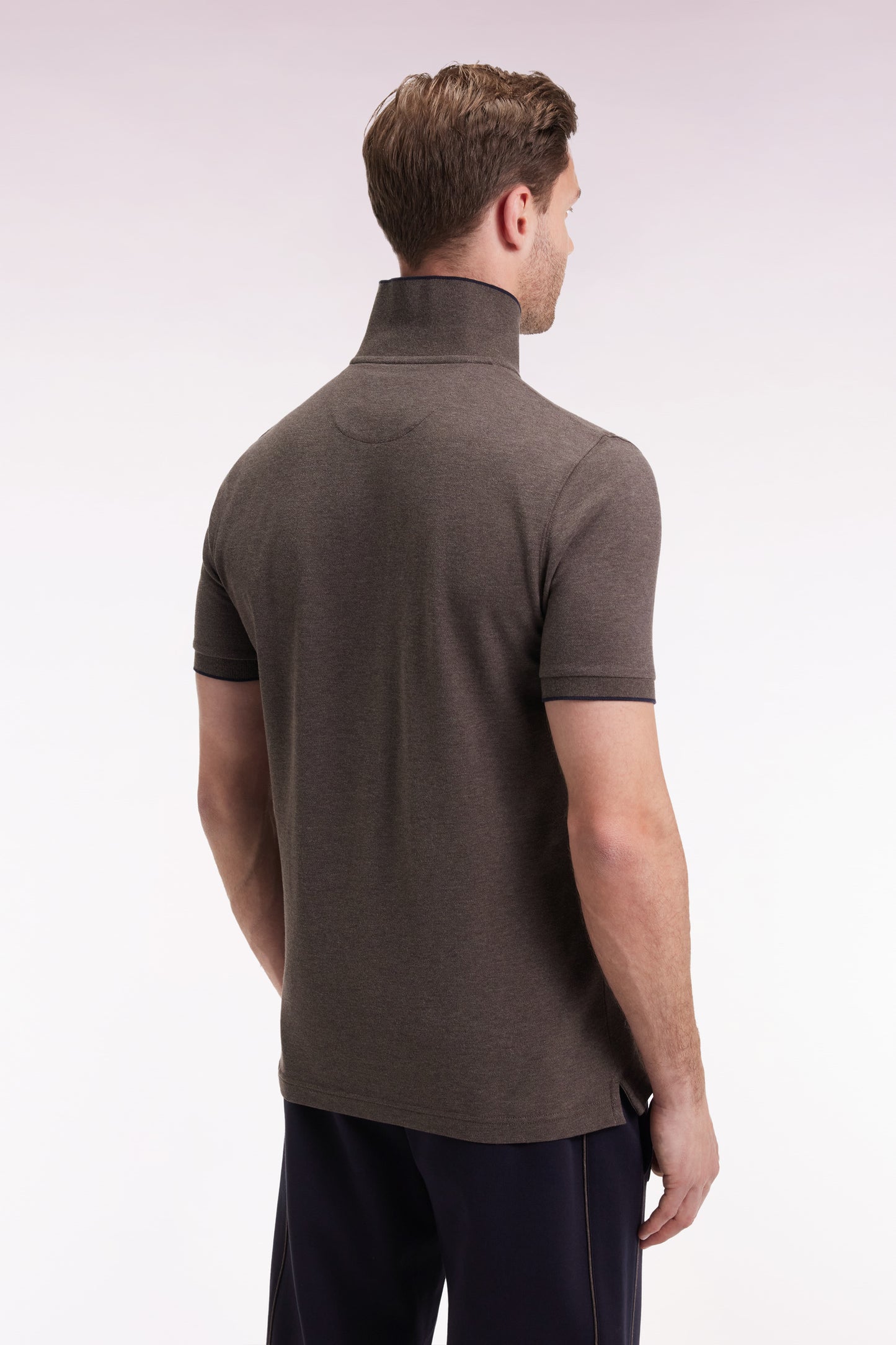 Polo manches courtes en piqué coton stretch marron zippé coupe slim