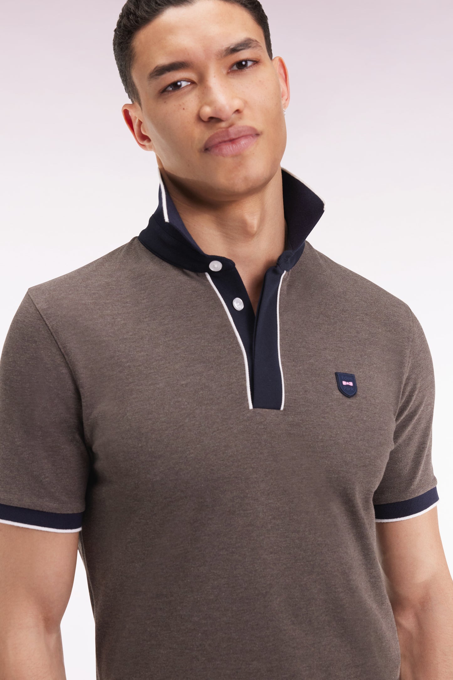 Short-sleeved polo shirt in brown stretch cotton piqué, slim fit