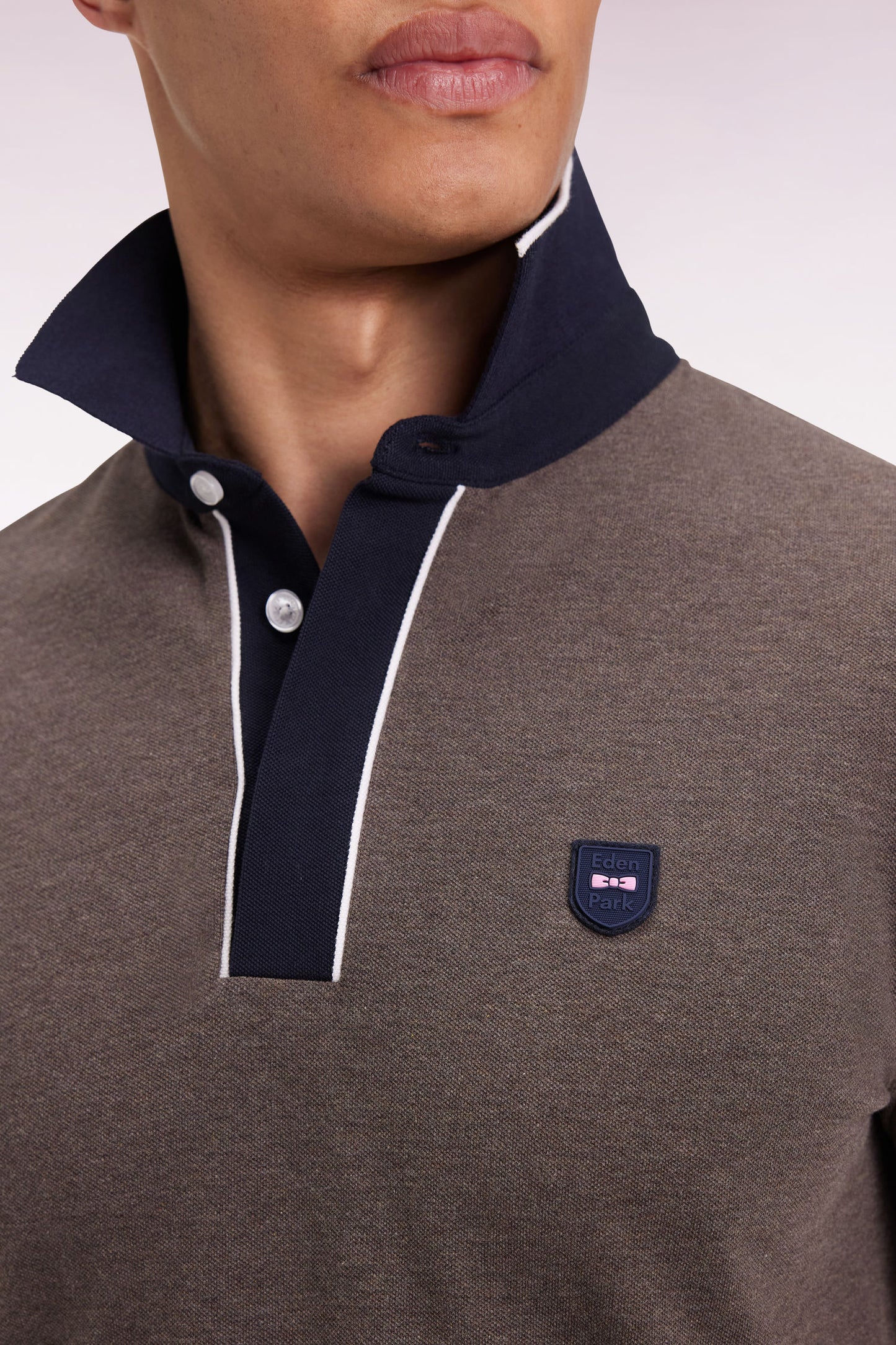 Short-sleeved polo shirt in brown stretch cotton piqué, slim fit