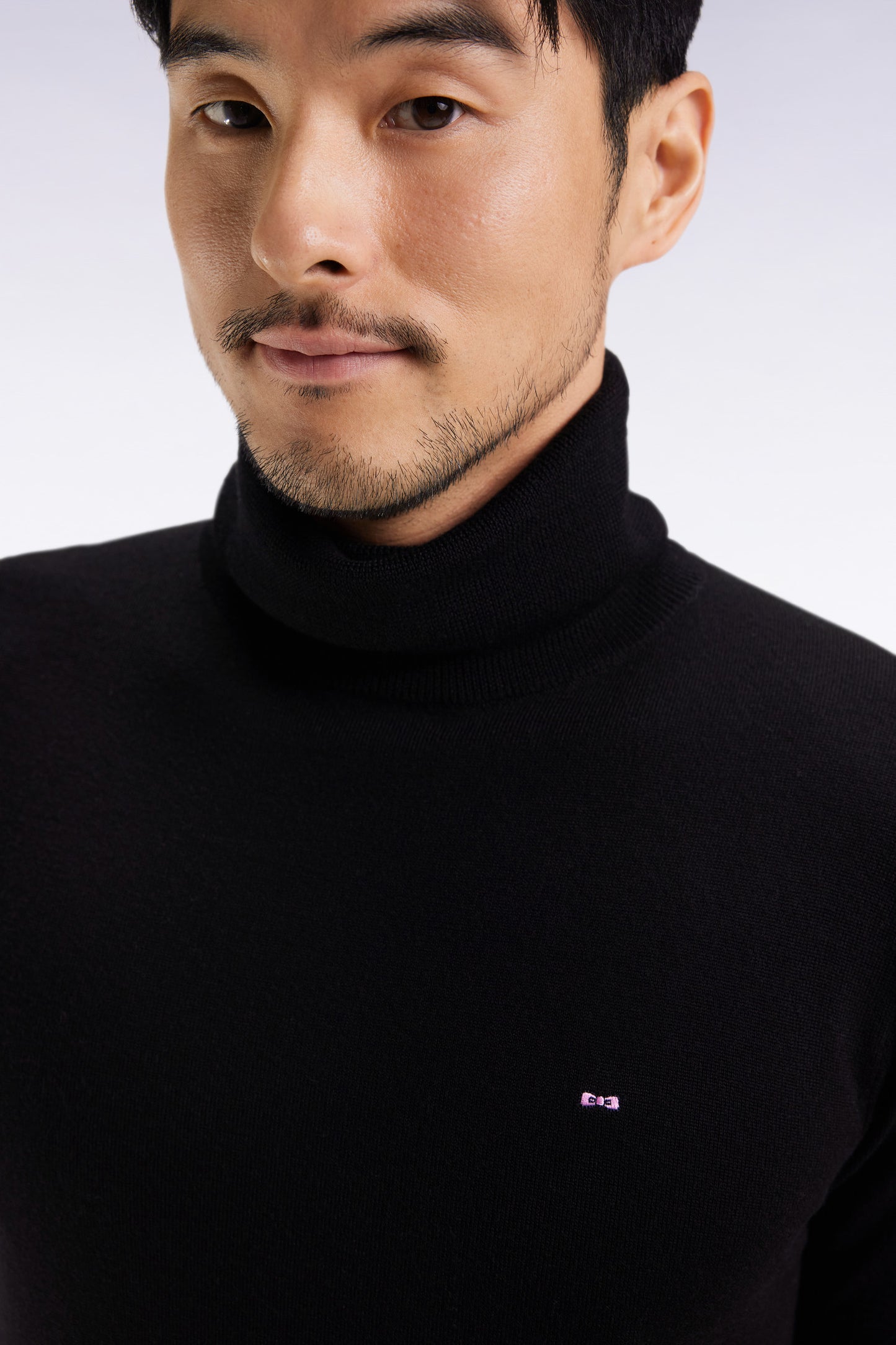 Pull col roulé en laine mérinos noir